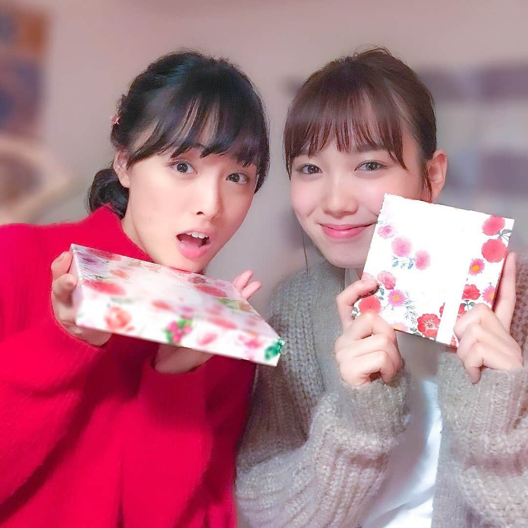 さんのインスタグラム写真 - (Instagram)「💝ハッピーバレンタイン🎉﻿ こんなかわいい2人からチョコもらいたい😻﻿って人は【❤️】のコメントしてみてね♪ ﻿ いよいよ来週から放送スタート👏﻿ 『僕だけが17歳の世界で』に出演する﻿芽衣役・飯豊まりえさんと﻿ はるか役・大友花恋さんの﻿バレンタイン2ショットをお届け❤️﻿ ﻿ －"好き"という想いは、いつでも伝えられるとは限らない－﻿ 大切な人に今すぐ想いを伝えたくなる、﻿ バレンタインの季節にぴったりなドラマ💁‍♀️﻿ ﻿ 切なくて甘酸っぱい幼馴染の恋の行方は…？💕﻿ ﻿ 🌸AbemaTVオリジナルドラマ🌸﻿ 『僕だけが17歳の世界で』﻿ 放送開始は2/20(木)よる11時〜みなさんお楽しみに🙋‍♀️﻿ ﻿ もっとたくさん写真を見たい人は👀﻿ 番組公式インスタグラム﻿ @sakura_neco17 もあるにゃ🐱✨﻿ ﻿ ☝️ここだけでしか見れない素敵な写真や動画があるよ😻﻿ ﻿ ★★★★★★★★★★★★★★★★★★★★★★★★★﻿ #AbemaTV #オリジナルドラマ #ドラマ #新ドラマ﻿ #僕だけが17歳の世界で #佐野勇斗 #飯豊まりえ﻿ #渡辺佑太朗 #結木滉星 #大友花恋 #YOSHI #古田愛理﻿ #浜野謙太 #袴田吉彦 #石田ひかり #さくら #milk﻿ #染谷航太 #今野芽衣 #石川伊織 #野田はるか #吉村亮平﻿ #航太 #芽衣 #さくらの観察日記 #猫 #バレンタイン﻿ #ハッピーバレンタイン #バレンタインデー﻿ ★★★★★★★★★★★★★★★★★★★★★★★★★」2月14日 10時00分 - abema_official