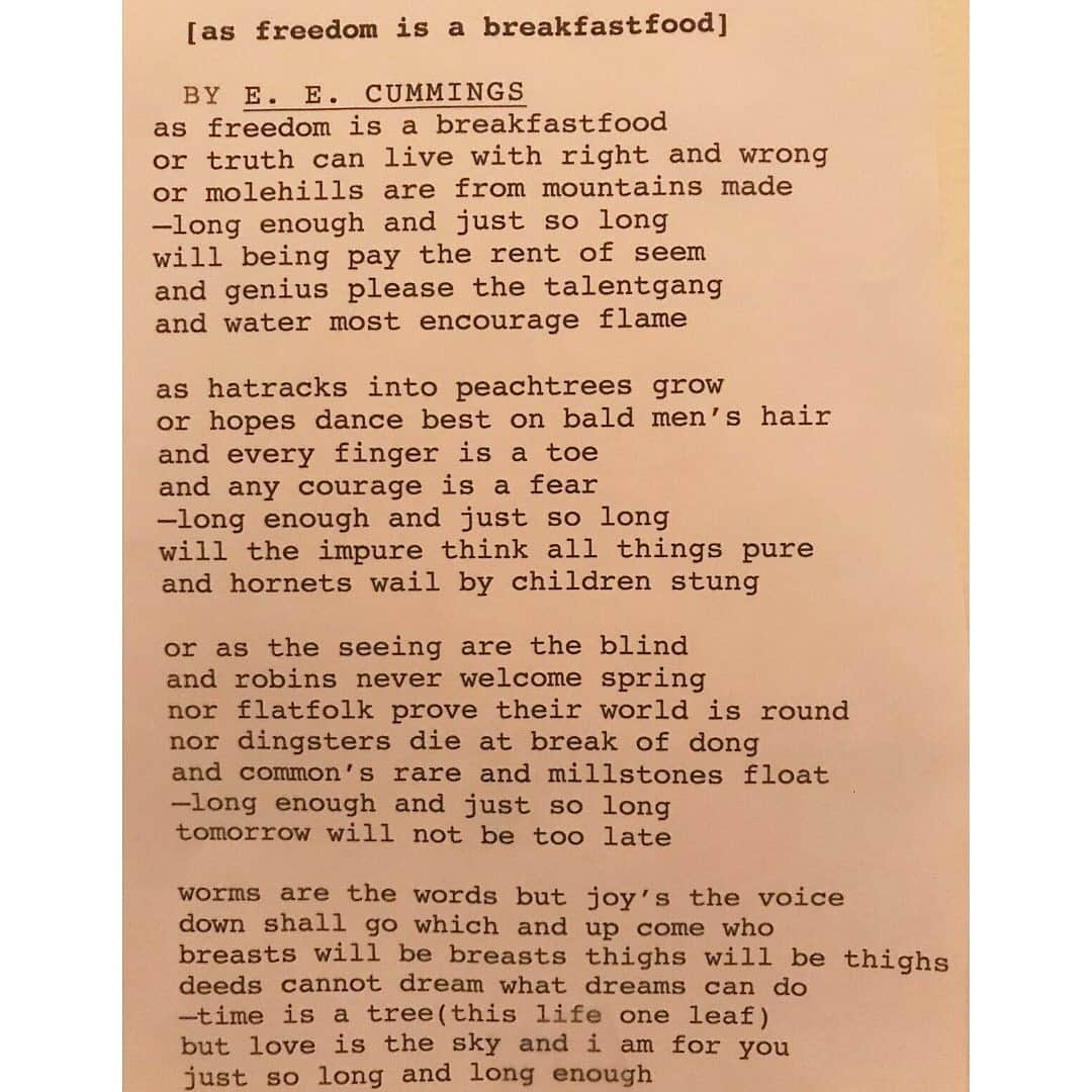 ナタリー・ポートマンさんのインスタグラム写真 - (ナタリー・ポートマンInstagram)「A little Valentine’s Day prep with a favorite poem by E.E. Cummings, and a favorite recipe by @amychaplin ❤️❤️ Swipe for chia pudding recipe.  Blend:  1 cup cashews 4 cups filtered water 7 Medjool dates, pitted ¼ teaspoon cinnamon powder 2 tablespoons coconut butter 4 teaspoons vanilla extract  Place ½ cup chia seeds in a bowl and add in blended mixture, whisking to prevent clumping. Place in fridge for 1 hour. Remove and serve with heart-shaped strawberries if you like! 🍓」2月14日 9時52分 - natalieportman