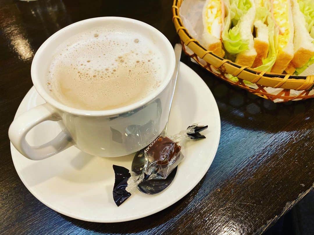 西川忠志さんのインスタグラム写真 - (西川忠志Instagram)「気は心  今朝、時々行く喫茶店に参りまして モーニングを食べました。 カフェ・オ・レ&サンドイッチのセット しめて¥400-なり。  いつも頼むセットなのですが 今日は何やらいつもと違う⁉︎ カフェ・オ・レのスプーンの上には 一粒のチョコレートがありました。 そう。今日はバレンタインデー。 すぐ分かってので お店のおばさんにお礼を申し上げると 『気は心』と。  気持ちを届ける。 朝からとてもありがたく 幸せな気持ちになりました。 僕も見習おうっと😅  それでは本日も大阪松竹座へ。 今日は貸切公演。 行って参ります。  感謝  #気は心　#喫茶店　#モーニング　#カフェオレ #サンドイッチ #チョコレート　#ありがたい　#嬉しかった　#幸せ　#感謝　 #ありがとうございます　#ありがとう　#吉本新喜劇　 #西川忠志　#バレンタインデー　#見習おう　#大阪松竹座　 #喜劇なにわ夫婦八景　#スプーン　#おばさん　#400円」2月14日 9時58分 - nishikawa_tada