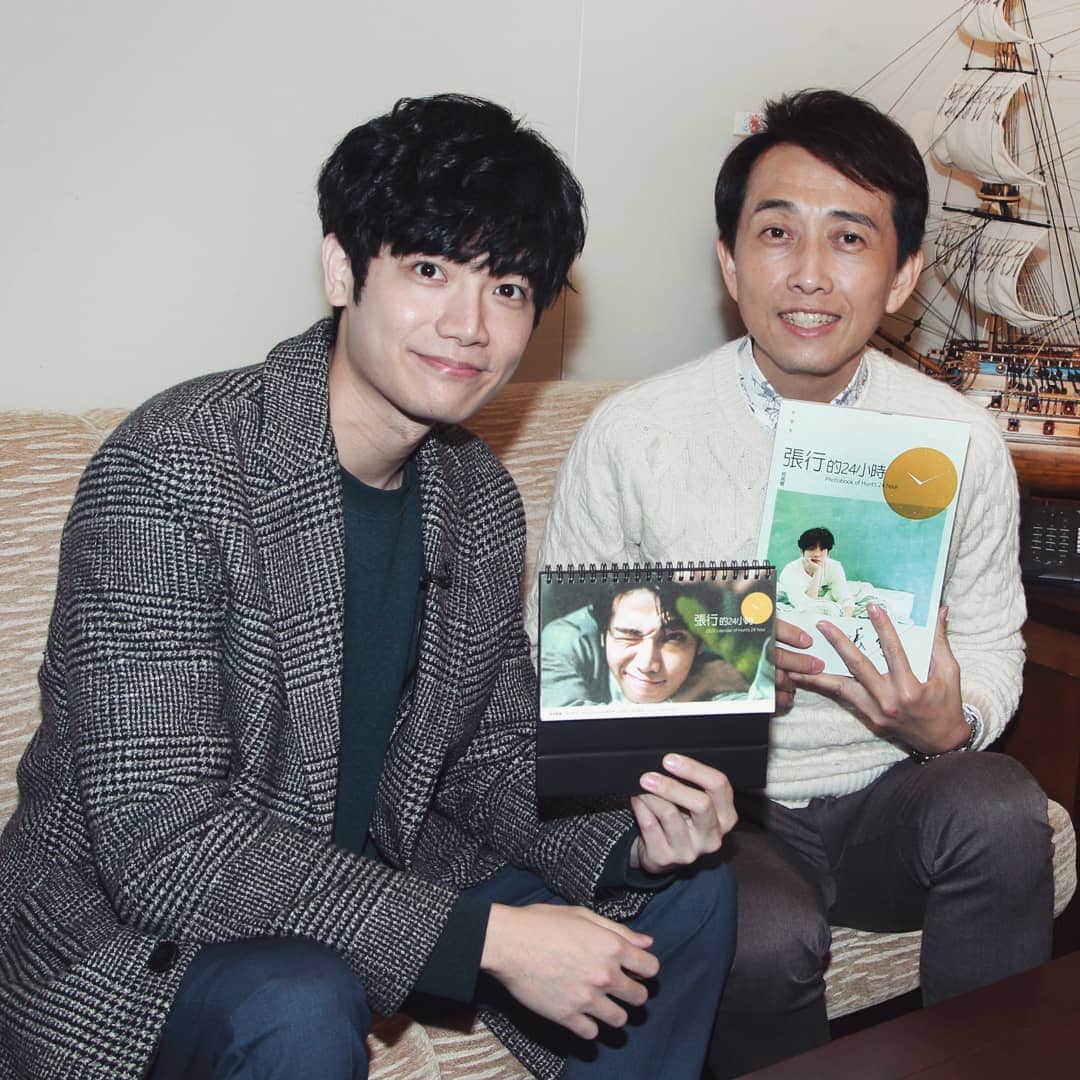 ハン・チャン（張行）のインスタグラム：「安安大明星的約定...🤔下午真的要小聊一下嗎？你們想聊什麼？最近的電動？書單？還是烏克蘭內戰？哈哈哈哈 讓我瞭解一下~ ⬇️ ✍️」