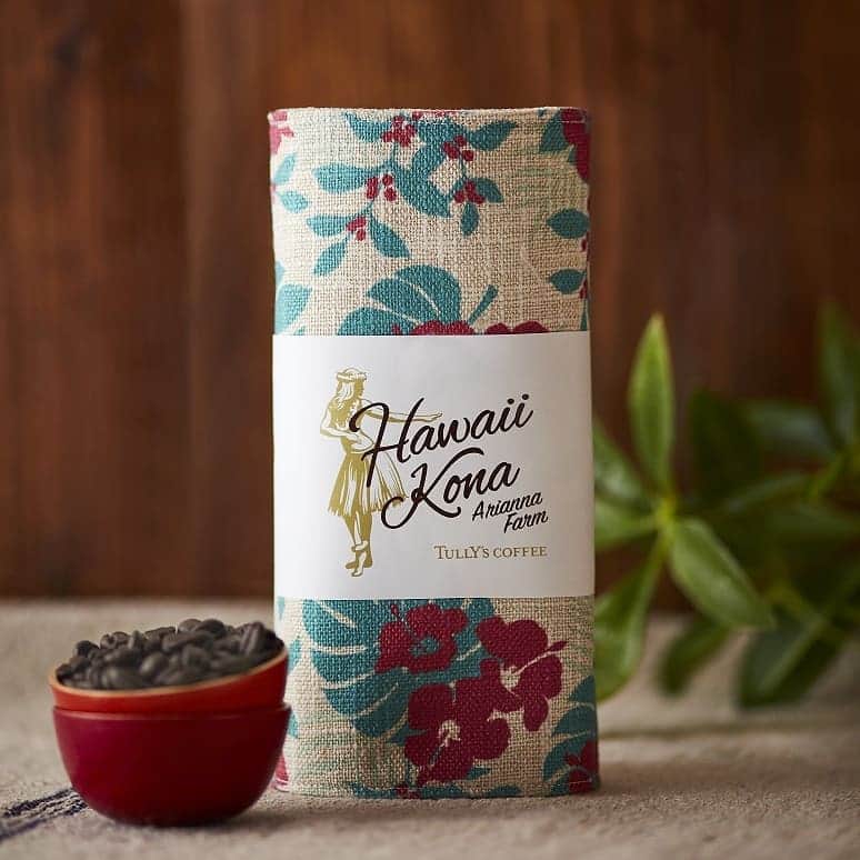 タリーズコーヒーさんのインスタグラム写真 - (タリーズコーヒーInstagram)「本日（2/14）より #数量限定 で販売！ ハワイコナ100％ アリアナファーム〔150g/4,630円+税〕☕🌴🌺 #タリーズ が数量限定で販売する #ハワイコナ の一番の特徴は、  #コナコーヒー 100％で商品化している点。タリーズでは豆本来の味わいを存分にお楽しみ頂くため100％にこだわっています。ハワイコナ100%ならではの、すっきりとした飲み口と透明感のある味わいをお楽しみください。特に、今年のハワイコナは、カラメルやフローラルのようなアロマと、コクのあるカラメルを思わせるフレーバーがしっかり感じられます。ハワイらしい布を巻いたパッケージです。こちらも、素敵です☀️🌊🏂 ハワイコナを楽しむ #タリーズコーヒースクール も開催中です。詳しくは、タリーズコーヒーのウェブサイトをチェックしてくださいね。（ ⇒ https://www.tullys.co.jp/school/course32.html ）」2月14日 10時02分 - tullyscoffeejapan