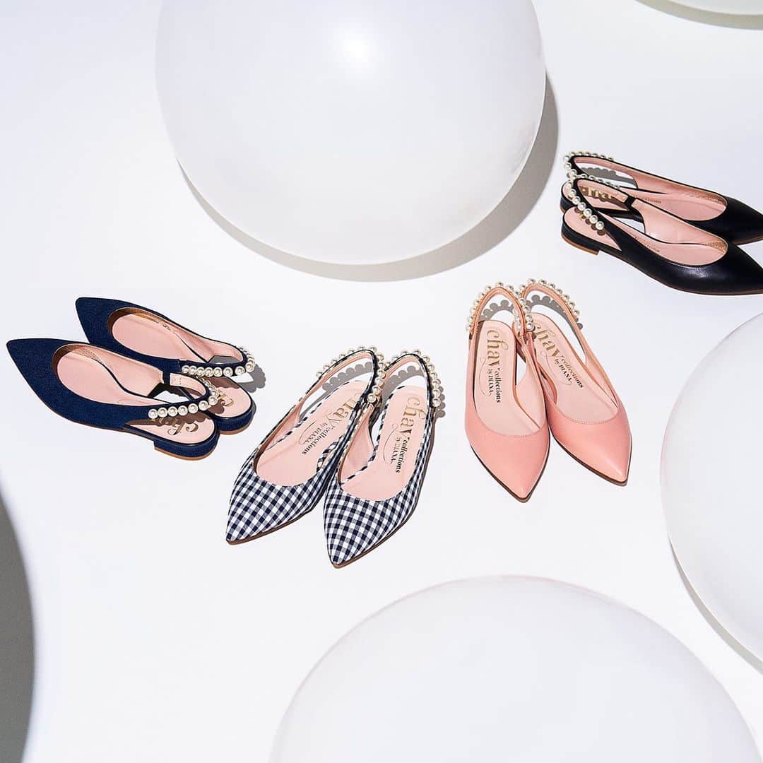のインスタグラム：「大人気シンガーソングライター chayさんとダイアナが一緒に作り上げた新コレクション 【chay collections by DIANA】の2020年春夏コレクションが3/6(金)に発売になります☆★ chayさんのシューズクローゼットに並んでいる靴をイメージし、chayさんの好きなもの・今本当に履きたいと思うものを詰め込んだプレミアムなコレクションになっています。  2/27(木)～3/1(日)までダイアナ公式WEB通販サイトdianashoes.comにて先行販売をいたします！ 上記期間内にご注文いただいたお客様だけに先着で、数量限定のノベルティグッズをプレゼントいたします♡  詳細はプロフィール欄のリンクから特設サイトのURL （https://www.dianashoes.com/shop/contents2/chaycollection.aspx） をクリックしてご覧ください。  #chayxDIANA #chay_collections_by_DIANA #chay #chaycollections #chayコレクション #DIANA #ダイアナ #ダイアナシューズ #shoes #シューズ #dianashoes #shoelover #fashionlover #shoestagram #instafashion #shoesaddict #sandals #サンダル #flats #flatshoes #フラットシューズ #mules  #ミュール #pearl #フラットパンプス #パール  #パールサンダル #pearlshoes #夏コーデ #summerlook」