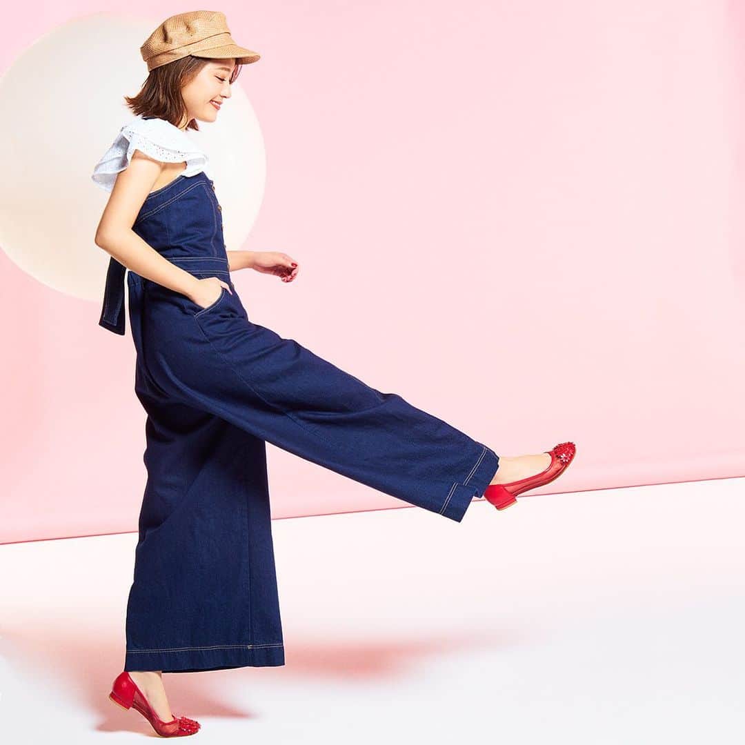 のインスタグラム：「大人気シンガーソングライター chayさんとダイアナが一緒に作り上げた新コレクション 【chay collections by DIANA】の2020年春夏コレクションが3/6(金)に発売になります☆★ chayさんのシューズクローゼットに並んでいる靴をイメージし、chayさんの好きなもの・今本当に履きたいと思うものを詰め込んだプレミアムなコレクションになっています。  2/27(木)～3/1(日)までダイアナ公式WEB通販サイトdianashoes.comにて先行販売をいたします！ 上記期間内にご注文いただいたお客様だけに先着で、数量限定のノベルティグッズをプレゼントいたします♡  詳細はプロフィール欄のリンクから特設サイトのURL （https://www.dianashoes.com/shop/contents2/chaycollection.aspx） をクリックしてご覧ください。  #chayxDIANA #chay_collections_by_DIANA #chay #chaycollections #chayコレクション #DIANA #ダイアナ #ダイアナシューズ #shoes #シューズ #dianashoes #shoelover #fashionlover #shoestagram #instafashion #shoesaddict #sandals #サンダル #flats #flatshoes #フラットシューズ #mules  #ミュール #pearl #フラットパンプス #パール  #パールサンダル #pearlshoes #夏コーデ #summerlook」