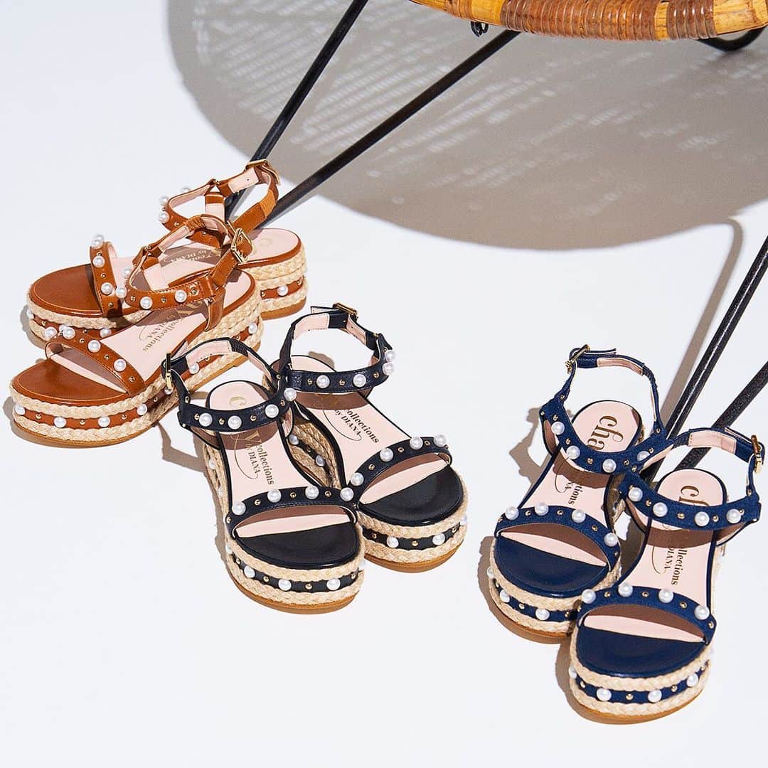 のインスタグラム：「大人気シンガーソングライター chayさんとダイアナが一緒に作り上げた新コレクション 【chay collections by DIANA】の2020年春夏コレクションが3/6(金)に発売になります☆★ chayさんのシューズクローゼットに並んでいる靴をイメージし、chayさんの好きなもの・今本当に履きたいと思うものを詰め込んだプレミアムなコレクションになっています。  2/27(木)～3/1(日)までダイアナ公式WEB通販サイトdianashoes.comにて先行販売をいたします！ 上記期間内にご注文いただいたお客様だけに先着で、数量限定のノベルティグッズをプレゼントいたします♡  詳細はプロフィール欄のリンクから特設サイトのURL （https://www.dianashoes.com/shop/contents2/chaycollection.aspx） をクリックしてご覧ください。  #chayxDIANA #chay_collections_by_DIANA #chay #chaycollections #chayコレクション #DIANA #ダイアナ #ダイアナシューズ #shoes #シューズ #dianashoes #shoelover #fashionlover #shoestagram #instafashion #shoesaddict #sandals #サンダル #flats #flatshoes #フラットシューズ #mules  #ミュール #pearl #フラットパンプス #パール  #パールサンダル #pearlshoes #夏コーデ #summerlook」