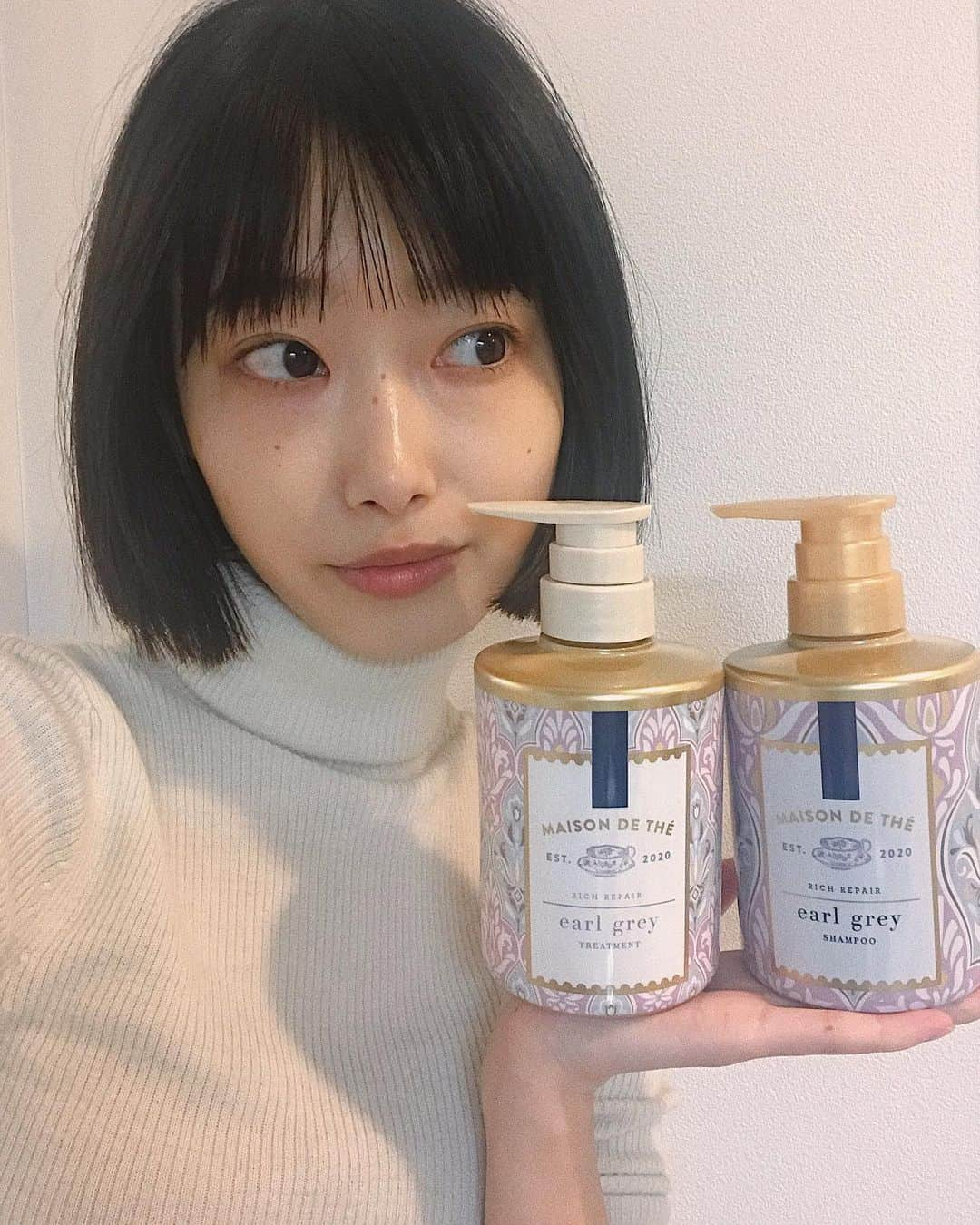 菜香さんのインスタグラム写真 - (菜香Instagram)「紅茶発想のヘアケアブランド「MAISON DE THÉ」が新登場したよ☕️🌿 アールグレイの香りでとってもリラックスできるし、パッケージも紅茶の缶みたいで可愛い🥺 使うの楽しみだなぁー😊 @maisondethe_jp #紅茶発想ヘアケア #アールグレイの香り #メゾンドュテ #PR」2月14日 20時56分 - saika518