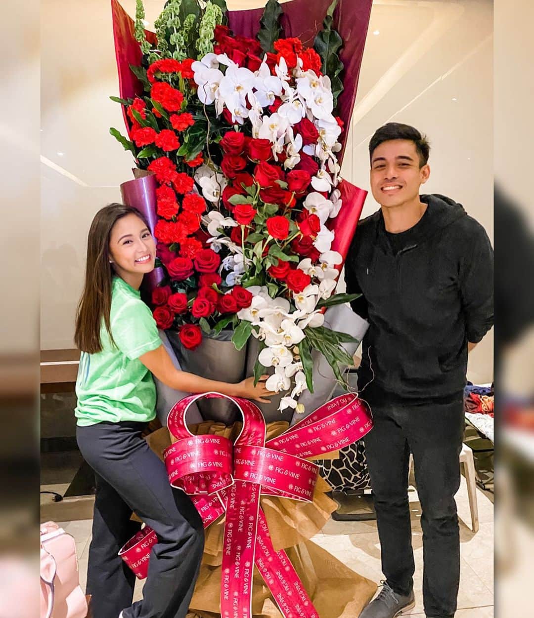 Kim Chiuさんのインスタグラム写真 - (Kim ChiuInstagram)「Each year you never fail to surprise me!🌹🌹🌹 Still And will always will!!!😍 Thank you xi!!! Thank you for putting such effort to surprise me!!❤️ Babae pala ako!! 😅🙈 lels . Scrolling my IG while on the set taping looking at all the girls having their pretty bouquet of flowers posted on IG!!! Before the day ends... here I am having my own HUGE, Pretty BOUQUET!!!!😭 thank you xi!!!!❤️❤️❤️ Happy Valentines indeed!😘 @xianlimm #thankyou . . Paano ko kaya to iuwi??😅」2月14日 20時58分 - chinitaprincess