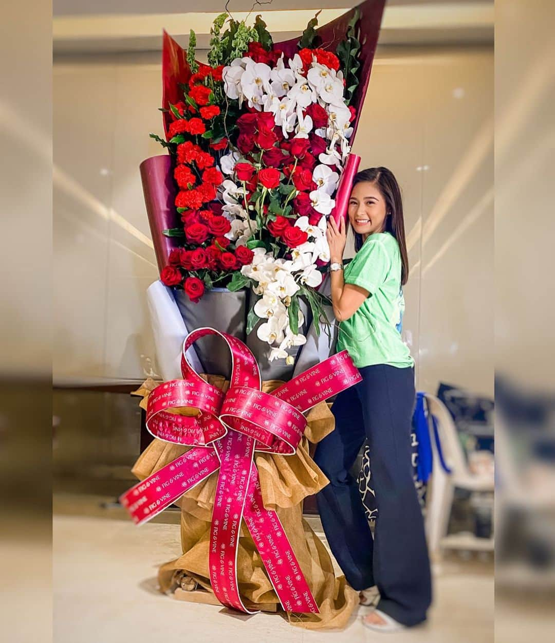 Kim Chiuさんのインスタグラム写真 - (Kim ChiuInstagram)「Each year you never fail to surprise me!🌹🌹🌹 Still And will always will!!!😍 Thank you xi!!! Thank you for putting such effort to surprise me!!❤️ Babae pala ako!! 😅🙈 lels . Scrolling my IG while on the set taping looking at all the girls having their pretty bouquet of flowers posted on IG!!! Before the day ends... here I am having my own HUGE, Pretty BOUQUET!!!!😭 thank you xi!!!!❤️❤️❤️ Happy Valentines indeed!😘 @xianlimm #thankyou . . Paano ko kaya to iuwi??😅」2月14日 20時58分 - chinitaprincess