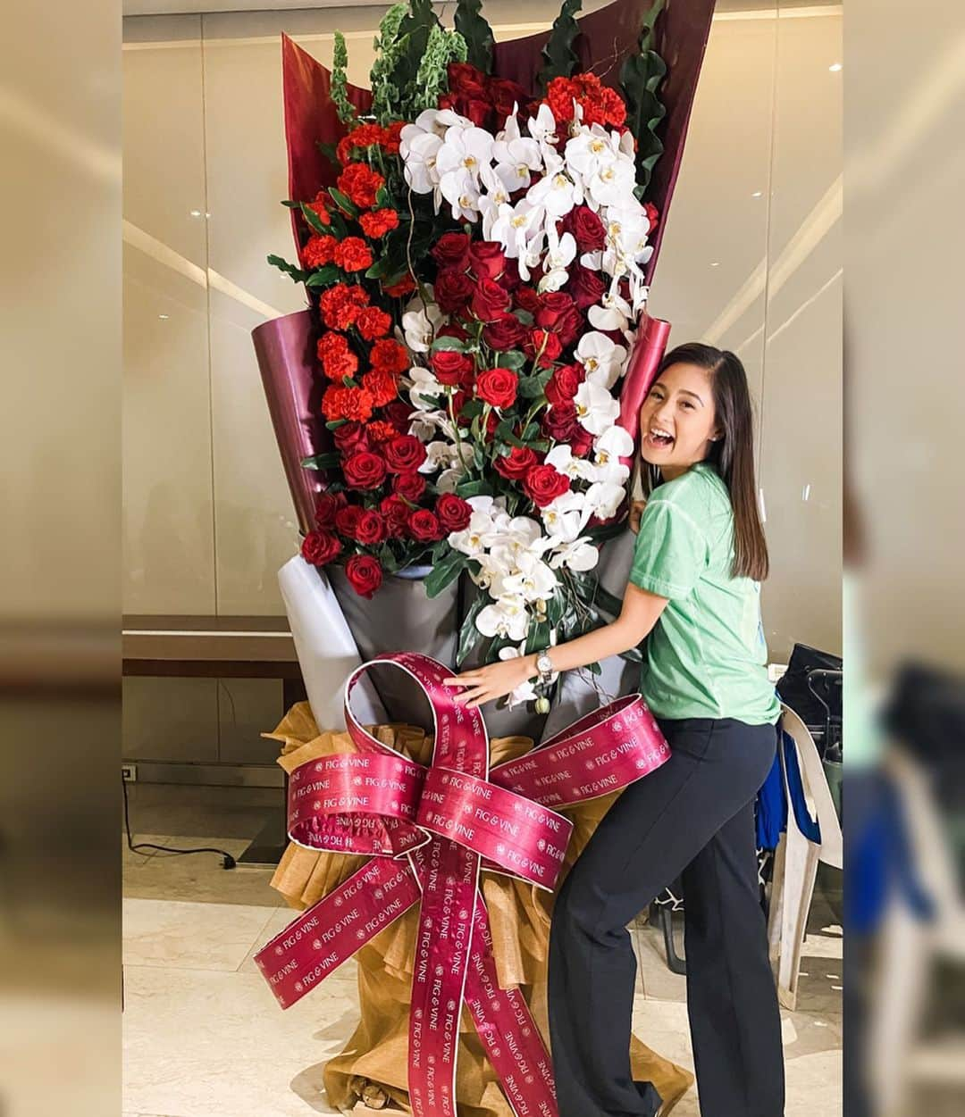 Kim Chiuさんのインスタグラム写真 - (Kim ChiuInstagram)「Each year you never fail to surprise me!🌹🌹🌹 Still And will always will!!!😍 Thank you xi!!! Thank you for putting such effort to surprise me!!❤️ Babae pala ako!! 😅🙈 lels . Scrolling my IG while on the set taping looking at all the girls having their pretty bouquet of flowers posted on IG!!! Before the day ends... here I am having my own HUGE, Pretty BOUQUET!!!!😭 thank you xi!!!!❤️❤️❤️ Happy Valentines indeed!😘 @xianlimm #thankyou . . Paano ko kaya to iuwi??😅」2月14日 20時58分 - chinitaprincess