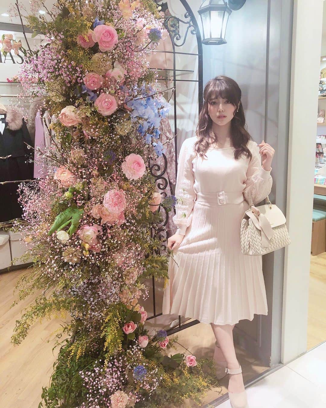 のインスタグラム：「#ルミネエスト新宿 の﻿ @mischmasch_official ﻿ でちえさんと春服を見てきたよ♥﻿ ﻿ ミッシュマッシュさんはよく買っててお洋服生地がきちんとしてるのに手が届きやすい価格で本当に神ブランド(T＿T)♥﻿ ﻿ 全身ミシュマッシュコーデ❤﻿ ワンピも新作だよん🥰﻿ ﻿ フラワーデザイナーの﻿ @tommmy.aya さんが手がけたお花が沢山飾ってあって可愛かった😍❤﻿ ﻿ #mischmasch #ミッシュマッシュ #春服 #新作 #新作ワンピ #ワンピ #ワンピース #かわいい #ピンク #ピンクベージュ #ピンクコーデ #ベージュコーデ #春コーデ #コーデ #お花 #レースワンピース #きれいめコーデ #きれいめワンピース #かわいいワンピ #イヤリング #ナチュラルコーデ #読モ #フリーモデル #清楚コーデ #きょコ #いつコ #いいね返しは絶対 #ハーフアップ #ヘアアレンジ」