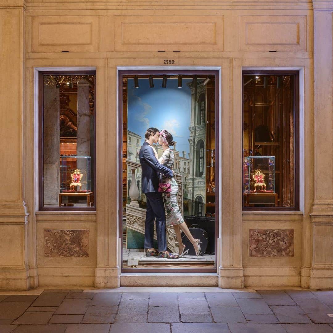 のインスタグラム：「The Dolce&Gabbana boutique in Calle Larga XXII Marzo, San Marco, Venice dedicates its display to the emblematic symbol of love: the kiss. A celebration of Valentine’s Day in the city which has always represented romance. #DolceGabbana #DGLovesVenice #DGFamily #DGFattoAMano」