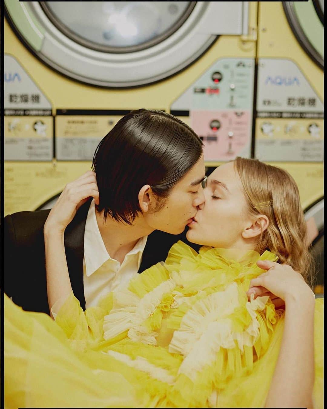 武内希璃のインスタグラム：「Happy Valentine’s Day 💖 #repost @glamourspain  Nunca sabes dónde puedes tener un flechazo 🏹 , por ejemplo, en la lavandería 👩‍❤️‍💋‍👨 #GlamourSanValentin #LoveInTokyo. [Nos hemos ido a Japón a celebrar San Valentín y hemos encontrado muchas historias (diferentes) de amor. Puedes verlas todas en el link de nuestro perfil 💕] ✨ Fotografía y dirección creativa: @makiyolio. ✨ Estilista: @nao_now. ✨ DOP: @yuki_yamaguchi. ✨ Maquillaje: @____ponr. ✨ Peluquería: @chiha0313. ✨ Productor local y director de casting: @matheusvanity. ✨ Asistente de moda: @cedrat_mayuko. ✨ Asistente de fotografía: @samo_tky. ✨ Asistente de peluquería: @n_miinamii. ✨ Asistente de maquillaje: @kiyuiii. ✨ Modelos: @hannahlohk y @kiriirik」