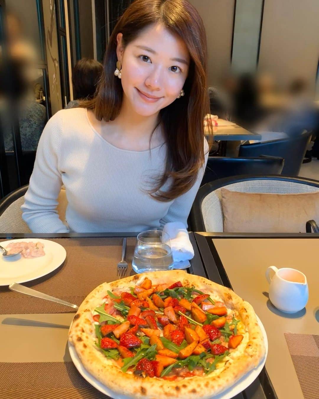 樺島彩のインスタグラム：「happyValentine❤︎❤︎ 先日のお休みに、毎年食べに行ってるいちごランチ🍓 このピザ本当に美味しくて大好き💕 咲き始めた桜をみながら🌸  明日はまるサタです😊」