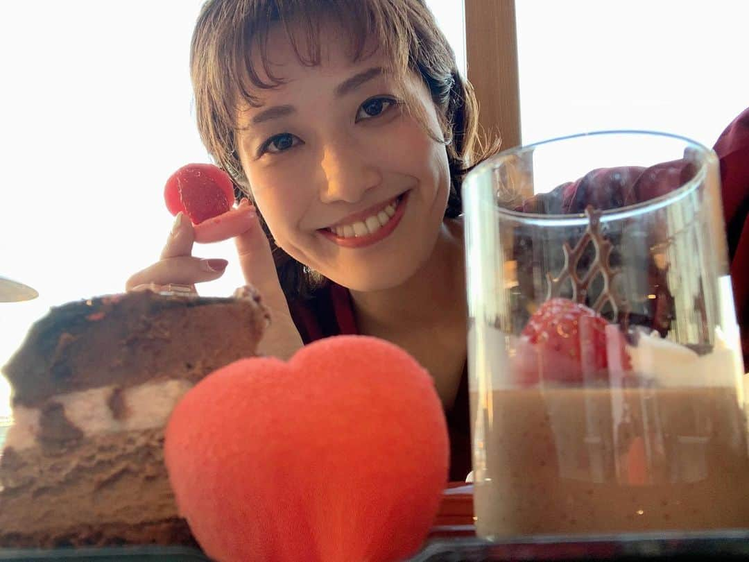 彩花まりさんのインスタグラム写真 - (彩花まりInstagram)「. Happy Valentine's Day♡ . 皆様どんな１日を過ごされましたか？？✨ 今年は苺尽くしのスイーツバイキングで 一足早くバレンタインイベントをした我が家でしたが やっぱり手作りもしたくなって、 チョコレートチーズケーキをつくりました🍫 . 宝塚時代や学生時代に たくさんいただいたり 渡してきたチョコレート。 それぞれに思い出があって ずっと忘れないものです☺️ . 喜んでもらえるかなと 相手のことを考えて準備する時間が なにより楽しいと思うので、 チョコは女性から渡すものだ、とか 本来男性からプレゼントを贈る日なのだ、とか もはやどっちでも良いので（笑） . その日をきっかけに 少しだけ勇気を出せたり 楽しい気持ちになったり 街がワクワクする空気を感じられたり そんな想いを贈りあえる1日になったら良いな☺️ . . #彩花まり #バレンタイン #チョコレート #手作り派 #お菓子作り大好き #皆さま何を贈ったか知りたいな」2月14日 19時29分 - _mari_ayaka