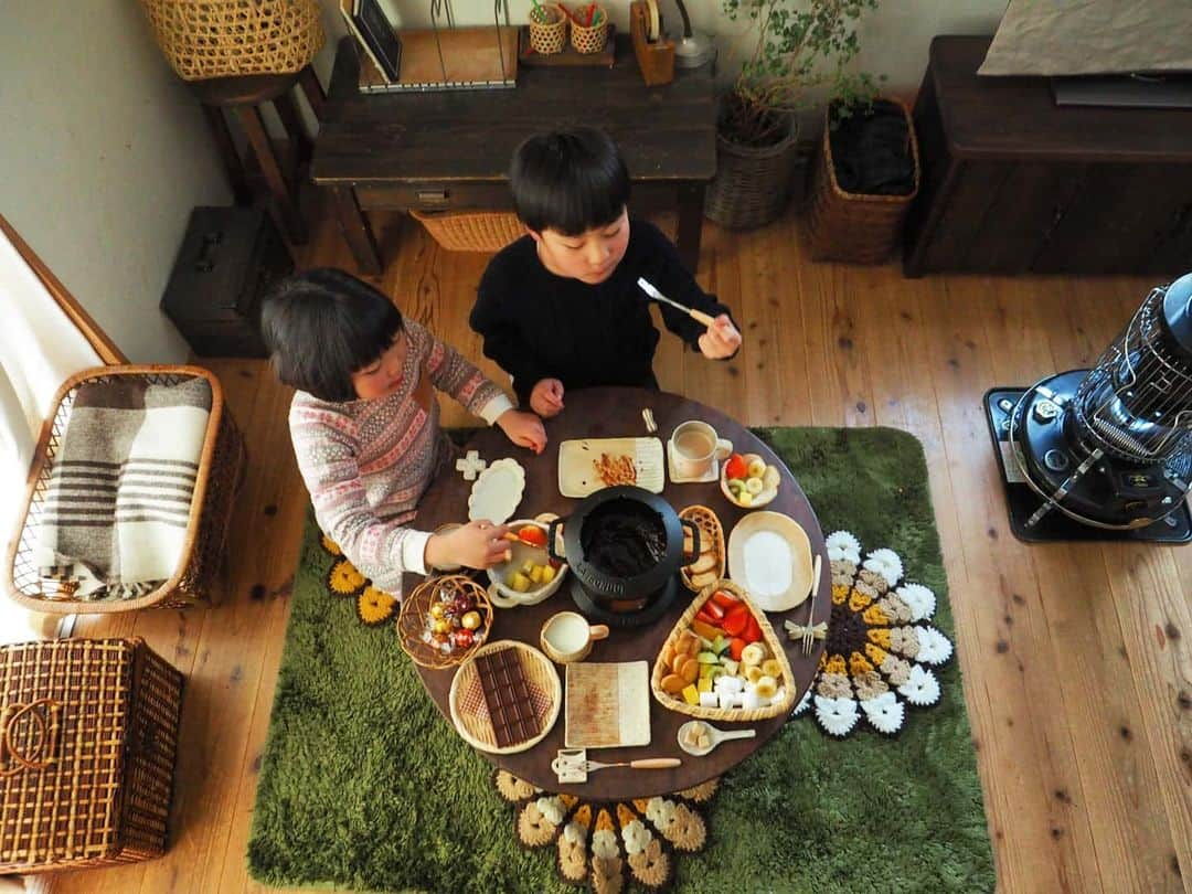 ゆうこさんのインスタグラム写真 - (ゆうこInstagram)「今日はバレンタインデー。 ちゃぶ台を囲んで 毎年恒例のチョコフォンデュをしました🍫😊 子供たち、「美味しいー❤️」とチョコまみれになりながら、今年も夢中で食べていました(笑)😂 ・ ・ ・  そして、今日は結婚記念日 💐💐 昨日から泊まりで出張にいっていた旦那さん。 夜勤をして、早めに帰ってきたので、 久しぶりに2人でランチに行きました😌  ゆっくりご飯を食べながら、 いろんな話をして楽しかった😊 11年目も穏やかに、夫婦仲良く過ごせたらいいな✨  #結婚記念日 #いつもありがとう #バレンタインデー #チョコフォンデュ #おやつ #暮らし #staub #子供 #ストーブ #日々 #お返事遅くなってごめんなさい #コメントお休みします」2月14日 19時32分 - slow.life.works