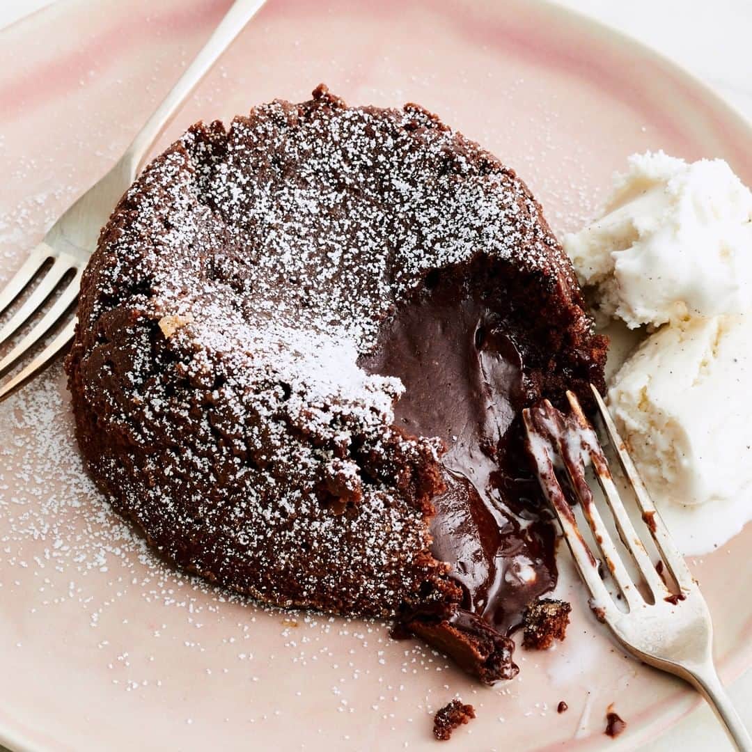 ニューヨーク・タイムズさんのインスタグラム写真 - (ニューヨーク・タイムズInstagram)「The recipe is known as "Chocolate Lava Cake for Two," but that's not a hard-and-fast serving size. It's a rich chocolate cake and velvety sauce all in one — and it's surprisingly easy to make in under an hour. To share @yossyarefi's @nytcooking lava cake with a chocolate lover, tap the link in our bio. @ryanliebe took this photo, with food styling by @simoncooks. #ValentinesDay」2月14日 19時40分 - nytimes