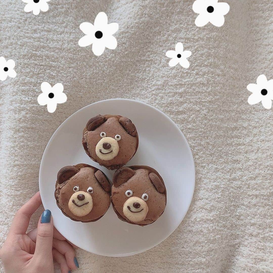 moca さんのインスタグラム写真 - (moca Instagram)「happy valentines❤︎❤︎❤︎ #くまマフィン 🐻　 #作ってみたがパンに見えてきた🙄 #美羽と今度作ってみよ〜❤️」2月14日 19時41分 - moca_lol