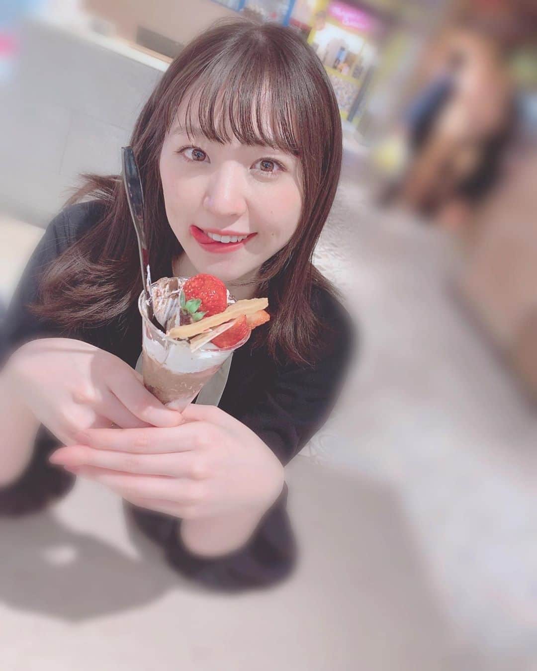 船岡咲のインスタグラム：「・﻿ ・﻿ ﻿ ○﻿ ﻿ Happy Valentine's day🍫♥️﻿ ﻿ ﻿ 先日、DVDイベントに来てくれた方には﻿ チョコ渡せたし、お父さんには、﻿ 美味しそうなチョコプリン🍮を﻿ ゲットしたので、、、﻿ ﻿ お仕事終わりに自分への﻿ バレンタインです♥︎﻿ ﻿ ﻿ あまおうチョコパフェうまい🍓🍫﻿ ﻿ ﻿ ﻿ #バレンタイン #バレンタインデー﻿ #Valentine'sday﻿ #あまおう #いちご #strawberry﻿ #パフェ #うまい #最高」