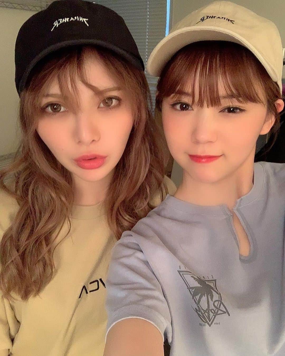 のインスタグラム：「すらっしゃ姉妹🐷🧢💫 ⠀ 撮影おわっぴ ✌︎」