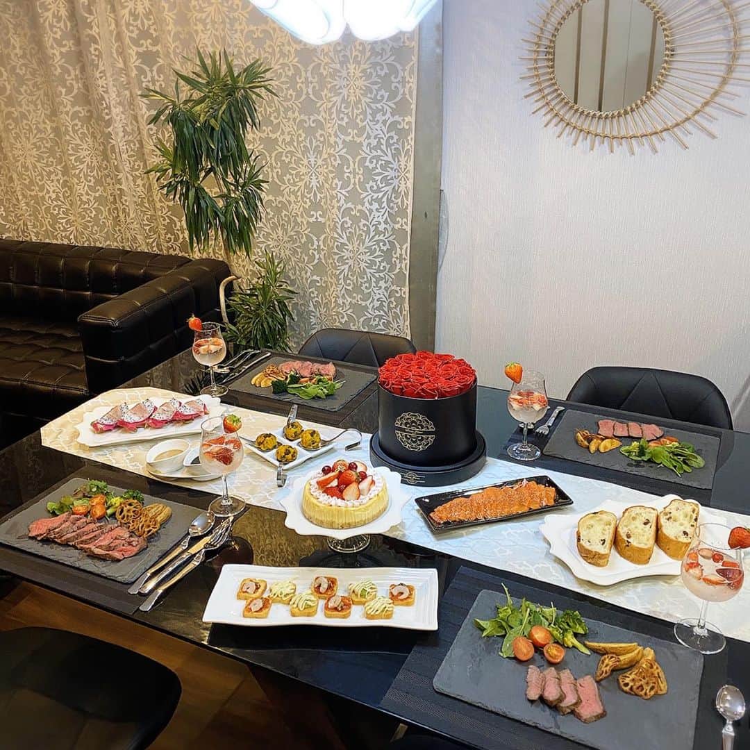 のインスタグラム：「Happy Valentine💝 ・ 今年も家族でおうちディナー🍽愛を込めて…❤️ ・ ✔︎ローストビーフ ✔︎ドラゴンフルーツの生ハム巻き ✔︎南瓜レーズンボール ✔︎サーモン ✔︎レーズンバゲット ✔︎えびとアボカドのカナッペ ✔︎チーズケーキ ・ いつも作りすぎちゃうけど、今日は丁度良い量でした♫あ、パンは市販のやーつ。パンもサラッと焼けるようになりたいぜ… ・ 今年もチーズケーキ大好きな主人の為にチョコではなくチーズケーキを作りました！糖質制限中なのに『1人でワンホール食べたい』とか言ってたよ🤷‍♀️ ・ 息子くん小学校入って初めてのバレンタイン で、チョコもらってくるかドキドキだったけど（私がねw）…まさかのゼロ😂ドンマイ息子！←本人なんとも思ってないみたいだけど😂 ・ 薔薇の豪華なプリザーブドフラワーのお陰でとっても華やかな食卓になりました🌹🌹🌹 ・ お花の力って凄いね❤️ ・ ____________________________________________ リーベン　pourvous paris(プールヴ　パリス)様から届いたプリザーブドフラワーだよ♫ ・ 5%offクーポン ⬇︎ meguri5%off ・ 更にグランドオープンセール中で楽天内で20%off（3月4日19:59分まで）なので上記クーポンと併用すれば合計25%offにて買えちゃうよ♫ ・ 備考欄に上記専用クーポンコードを入力してね❤️ ・ #バレンタインディナー #パーティー #パーティー料理 #テーブルコーディネート #シンプルライフ #くらし #日々のこと #丁寧な暮らし #暮らしを整える #すっきり暮らす #おうちごはん #ディナー #ホームパーティー #バレンタイン #暮らしを楽しむ #イベント料理 #ローストビーフ #チーズケーキ#丁寧な暮らし#楽天room#インテリア#ホテルライク#ホテルライクインテリア#楽天#ad#pourvousparis#プリザーブドフラワー#花のある暮らし」