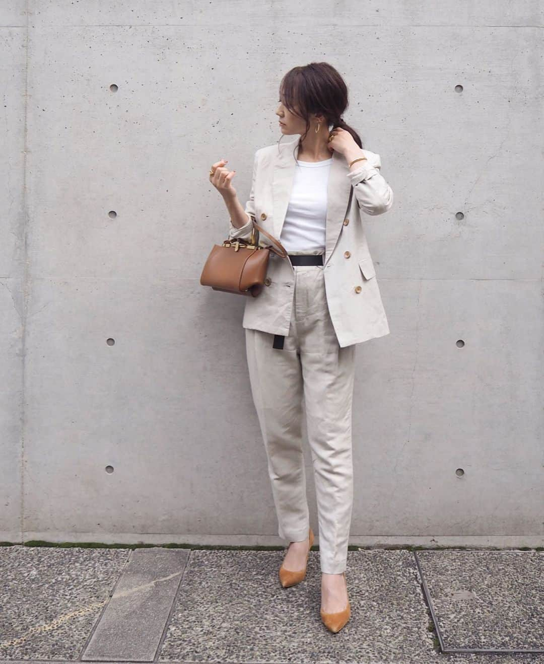 yoko178loveさんのインスタグラム写真 - (yoko178loveInstagram)「#coordinate ． ． サンドベージュのセットアップ 春はジャケットとボトムスの セットアップが気になります✨ ． ． リネン混のアイテムを選ぶと かっちりしすぎなくて カジュアルにも使えて◎ ． ． setup @allumerofficial  bag  @zanchetti_italia  tops  @hyke_official ． ． #allumer #アリュメール #セットアップ#リネン#hyke #ハイク#zanchetti #ベージュコーデ #ワントーンコーデ」2月14日 19時56分 - yoko178love