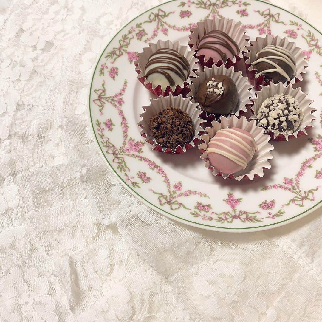 酒元麻衣（まいへー）のインスタグラム：「Happy Valentine🎀 毎日ありがとうぽんちゃん♡ バレンタインいつも作るもの一緒でごめんね🤣  #バレンタイン#トリュフ」