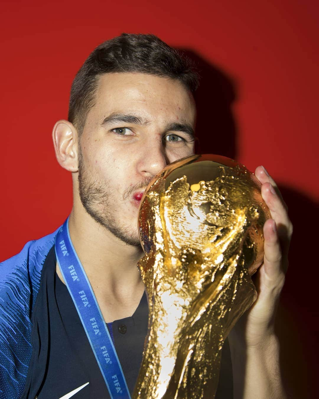 FIFAワールドカップさんのインスタグラム写真 - (FIFAワールドカップInstagram)「😘🏆 @lucashernandez21 surely has that #FridayFeeling 😊🇫🇷 The 2018 FIFA #WorldCup winner turns 24 today 🎂 #HappyBirthday」2月14日 19時58分 - fifaworldcup