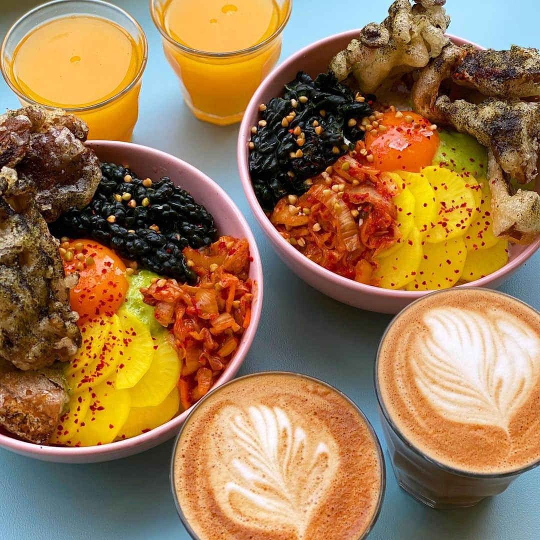 Symmetry Breakfastさんのインスタグラム写真 - (Symmetry BreakfastInstagram)「Breakfast @snackbarlondon with their Snackbar Rice Bowl, giant tempura mushrooms, daikon radish, cavolo nero, kimichi and an egg yolk with crunchy buckwheat too. DELICIOUS!! Also a kaya croissant and their SnackMuffin™️ ❤️🧡💛💚💙 Such a beautiful, simple light filled space in my old hood #symmetrybreakfast」2月14日 20時10分 - symmetrybreakfast