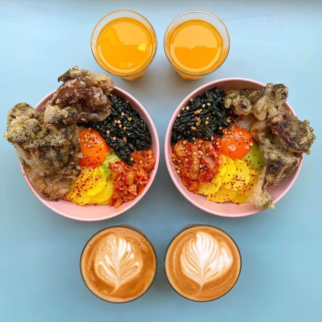 Symmetry Breakfastのインスタグラム：「Breakfast @snackbarlondon with their Snackbar Rice Bowl, giant tempura mushrooms, daikon radish, cavolo nero, kimichi and an egg yolk with crunchy buckwheat too. DELICIOUS!! Also a kaya croissant and their SnackMuffin™️ ❤️🧡💛💚💙 Such a beautiful, simple light filled space in my old hood #symmetrybreakfast」