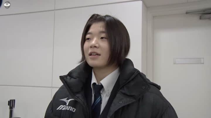 テレビ東京「柔道」のインスタグラム：「・ 11日 #グランドスラムパリ🇫🇷から帰国した 女子48キロ級 #古賀若菜 選手✨@koga_wakana ・ 決勝では世界選手権二連覇のビロディド選手（ウクライナ🇺🇦）に敗れるも、初出場で銀メダルを獲得🥈 ・ Despite losing to current world champion Daria Bilodid (UKR), Koga wins a silver medal on her tournament debut. ・ 「（大会の）雰囲気は他の海外の試合とは違くて緊張したけど、決勝でビロディド選手とできてよかったです。 もうちょっと組手を対応して今後当たるたる機会があったらもっと組手を徹底して取り組みたい。 初出場で決勝まで上がれたのは嬉しいんですけど、やっぱ優勝したかったので悔しいんですけどまた頑張りたいです。 高校生活はインターハイ３連覇が大きくて高校で色んな経験できたので大学で成長できるようにしたいです。」 ・ #テレビ東京 #柔道 #JudoParis #WakanaKoga」