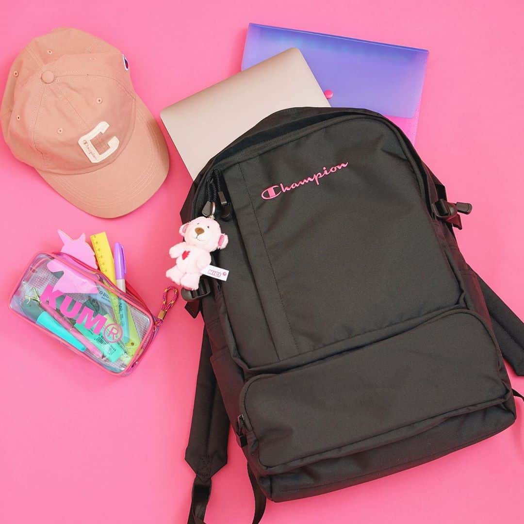 プラザ Plazaさんのインスタグラム写真 プラザ Plazainstagram Plaza Minipla別注 ネオンピンクの刺しゅうがポイントの チャンピオン バックパックです 専用ポケットにpcやタブレットを入れられます Champion デイパックm Black ピンク刺しゅう