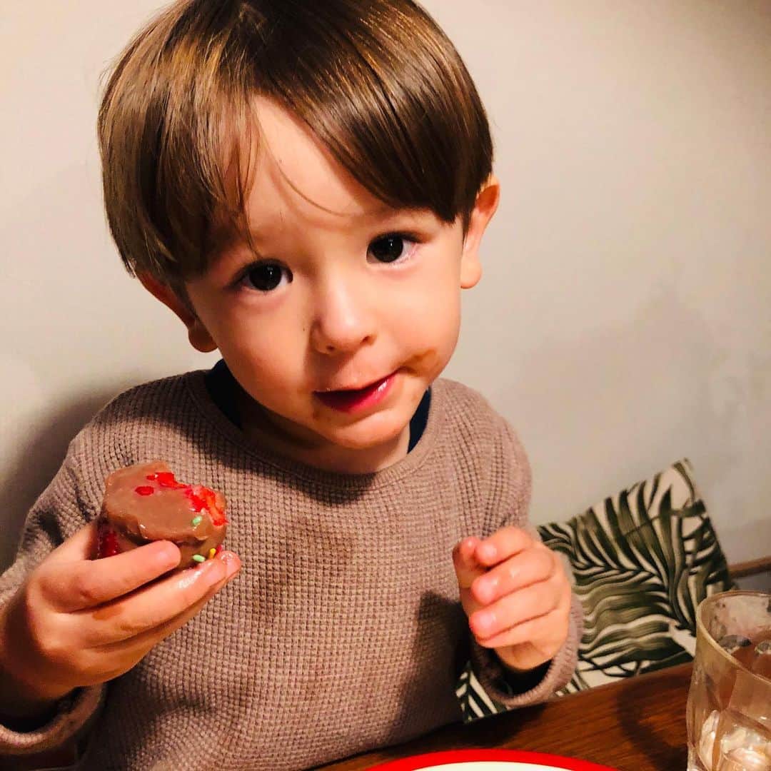 大桑マイミのインスタグラム：「Happy Valentine’s Day!❣️ love  息子には大好きな苺に今日だけ特別チョコをちょこッと🍓コーティング。bioセボンの測りで買えるチョコお勧め。味がとっても美味しい。好きな量で買えるのも有り難い。 娘が選び一緒につくりました。主人には生チョコ。　気づかれないようにつくってたから焦りすぎて切り方雑…… ドイツ🇩🇪では、男性→女性へという文化。私も綺麗なお花💐&感動的なおいしさのフィナンシェをもらって 嬉しい一日。感謝。」
