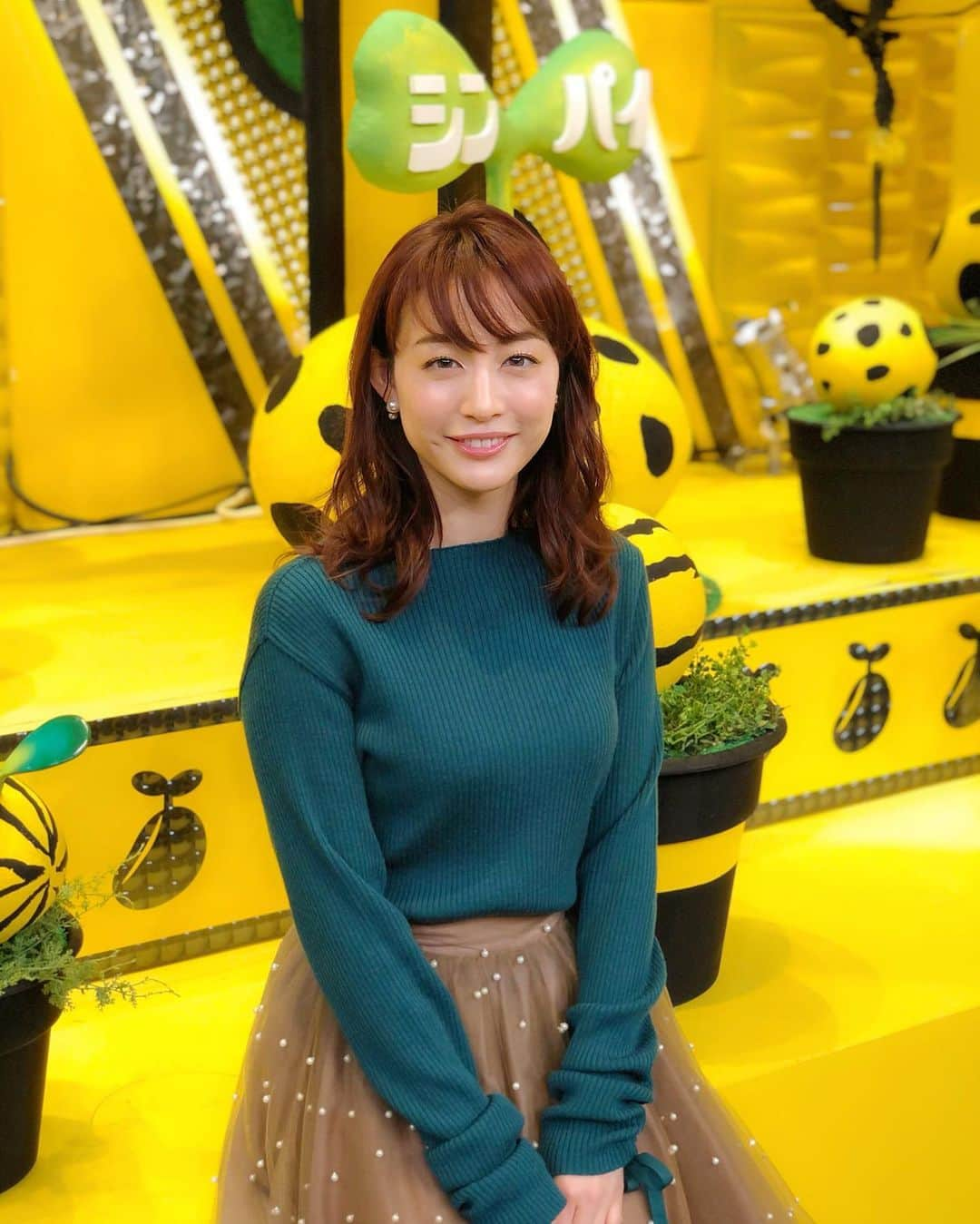 新井恵理那さんのインスタグラム写真 - (新井恵理那Instagram)「シンパイの芽が…！！バレンタインデーの『爆笑問題のシンパイ賞‼︎』は〜？(^^) (テレビ朝日系/毎週金曜深夜0:50〜※一部地域を除く) ●爆笑問題チーム「平日の午前中から飲んでいる人は人生ヤケクソになってないかシンパイ」(ロケ:ノッチ) こんなへろへろりーんなロケ、あります？( ＾∀＾)笑 ●霜降り明星チーム「お騒がせな辞め方をした元アイドルがシンパイ」(ロケ: EXIT) EXITの新たな一面も！お見逃しなく〜☆ #シンパイ賞 #爆笑問題 #霜降り明星 #ノッチ#exit  #新井恵理那 #centforce」2月14日 20時17分 - elina_arai