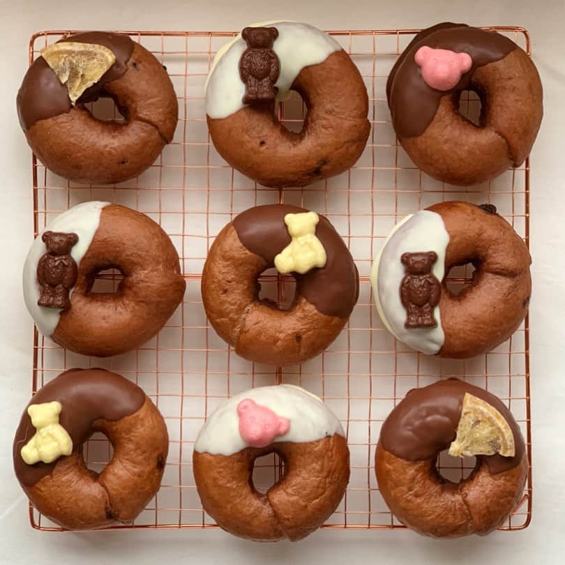Ranさんのインスタグラム写真 - (RanInstagram)「. . . 今年のバレンタインは チョコベーグルを作りました🍫 . 中にもゴロゴロチョコをたっぷり入れて、 ちょこっとチョココーティングもして、 くまさんのチョコとグレープフルーツで飾り付けをした、 バレンタインスペシャル🤩 . . . . Valentine's bear bagel 🐻🍫 . . . . #bread #valentine #valentineday #chocolate #bagel #kawaii #kawaiifood #bear #bears #baker #bakery #手作りパン #パン #ベーグル #チョコベーグル #ショコラベーグル #ドーナツ #くまパン #チョコ #チョコパン #チョコレート #バレンタイン #友チョコ #コッタ #カルディ #富澤商店 #グレープフルーツ #パン教室 #konel #konelのくまパン」2月14日 20時18分 - konel_bread