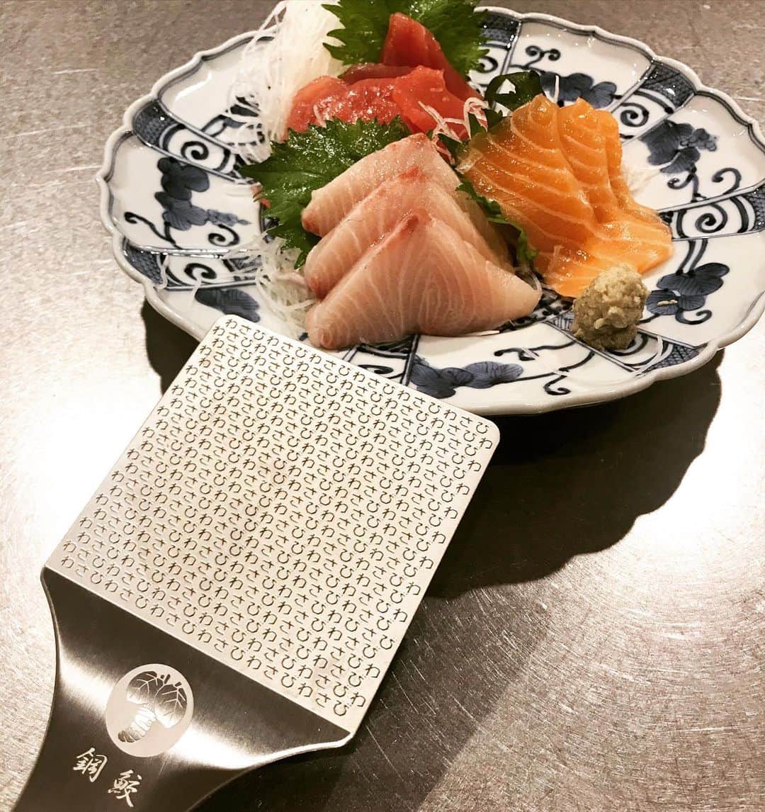 桜井誠のインスタグラム：「伊豆の山本食品さんのわさびおろし用おろし金「鋼鮫」がすごい！ わさびの文字が並んだ可愛いデザインながら、本わさびがあり得ないくらいなめらかにおろせる！ スーパーで買ったお刺身も、数段パワーアップします。 本物の鮫皮は、デリケートな部分もあり家庭では扱いづらいですが、これなら問題なし！ 次はわさび丼にチャレンジしようっと！ #山本食品　#山本長左　#密かに山本コラボ」