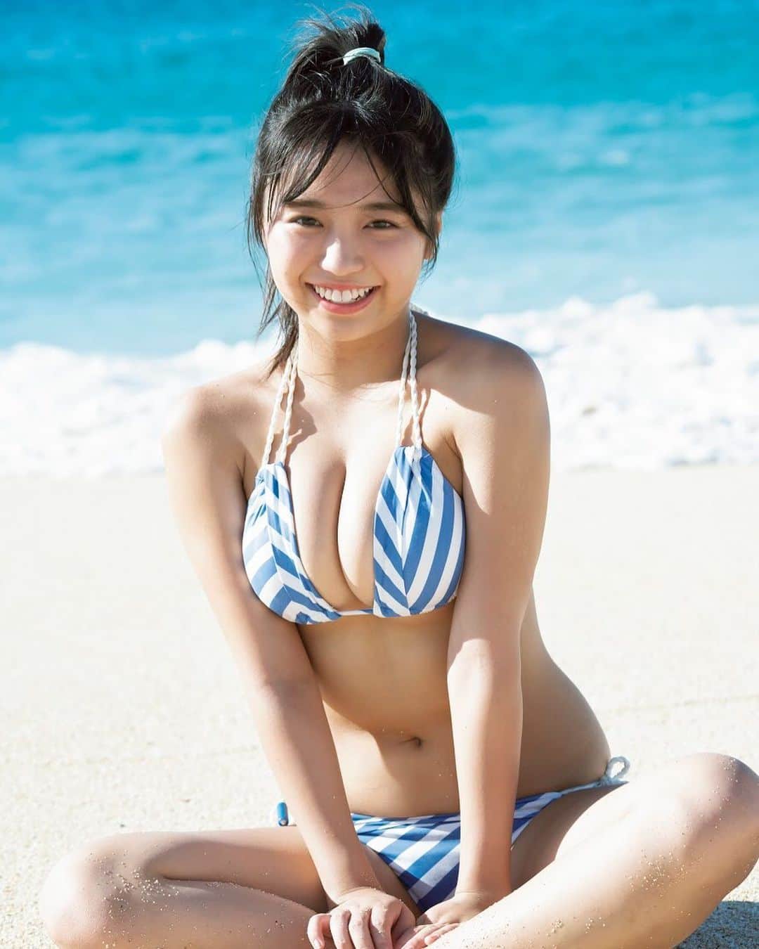 週刊少年マガジンのインスタグラム：「発売中の #週刊少年マガジン 11号の表紙・巻頭グラビアは #大原優乃 さん！ ハワイ撮り下ろし！  さらに、この撮影を２つの記念品にしました！ カレンダー&電子写真集「新たなる旅路」本日予約開始！ 詳細は各電子書店をチェック！  撮影 / Takeo Dec. スタイリング / 上野珠 ヘアメイク / 岡田知子 デザイン / 柳野沙織（ Thie. One inc ） コーディネート / ACCY Cordination Services」