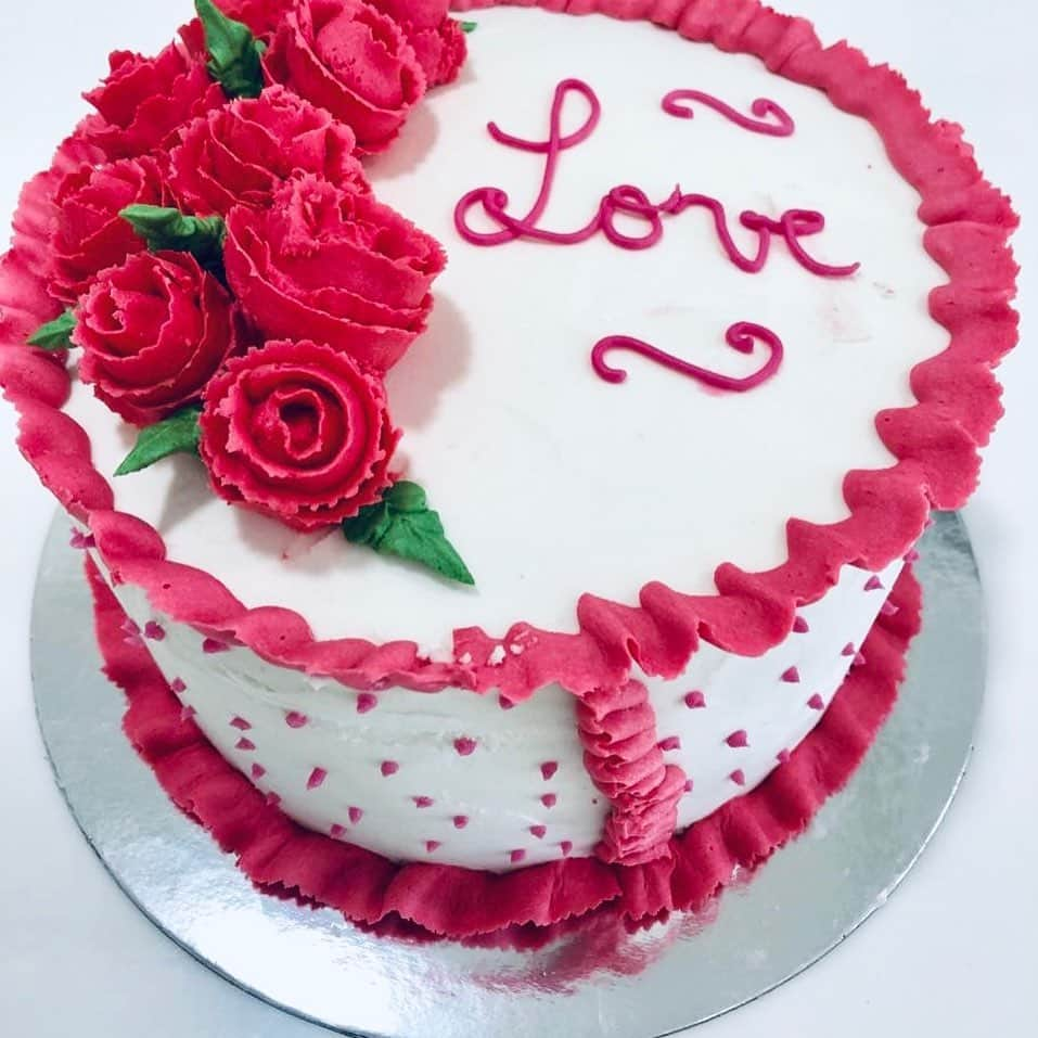 SUPER CAKESのインスタグラム：「Happy Valentine’s Day❣️ #Loveisintheair #ValentineCake #Love #prettycake #flowers #roses #Love #buttercreamroses #buttercreamicing #ruffles #redandwhite #strawberryfilling #happyvalentinesdaycake」