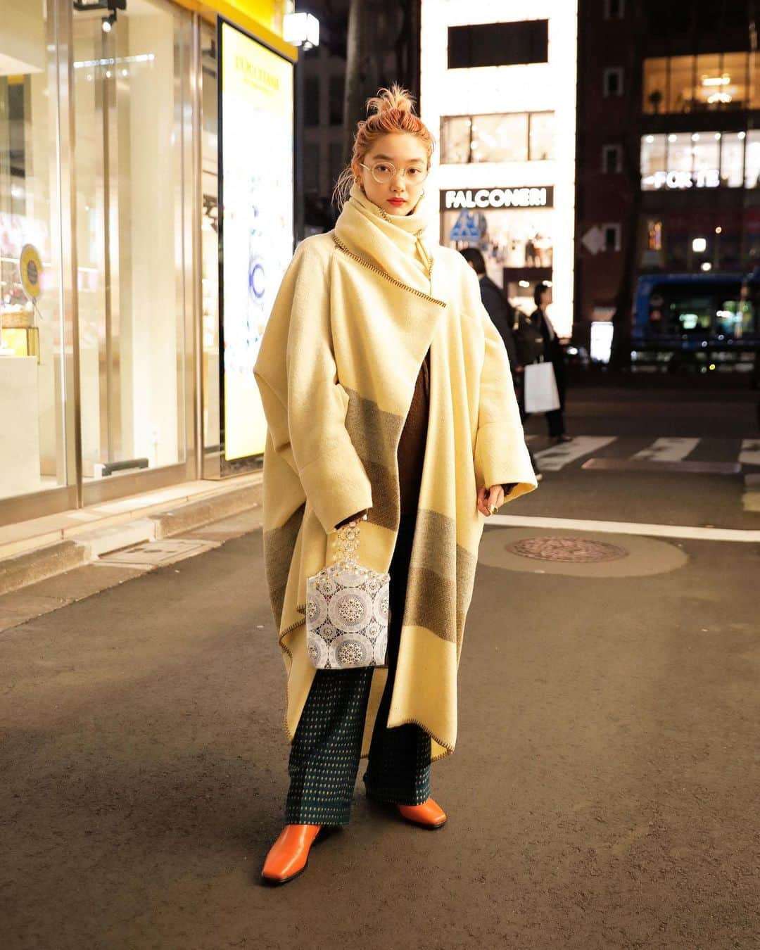 Droptokyoさんのインスタグラム写真 - (DroptokyoInstagram)「TOKYO STREET STYLES Name: @_0138n  Coat: #viviennewestwood  Inner: #selectmoca  Pants: #caban  Shoes: #poche  Bag: #mamekurogouchi  Sunglasses: #ayame Hair Accessory: #chanel  #streetstyle#droptokyo#tokyo#japan#streetscene#streetfashion#streetwear#streetculture#fashion#ストリートファッション#fashion#コーディネート#omotesando#tokyofashion#japanfashion Photography: @fumiyahitomi」2月14日 20時26分 - drop_tokyo