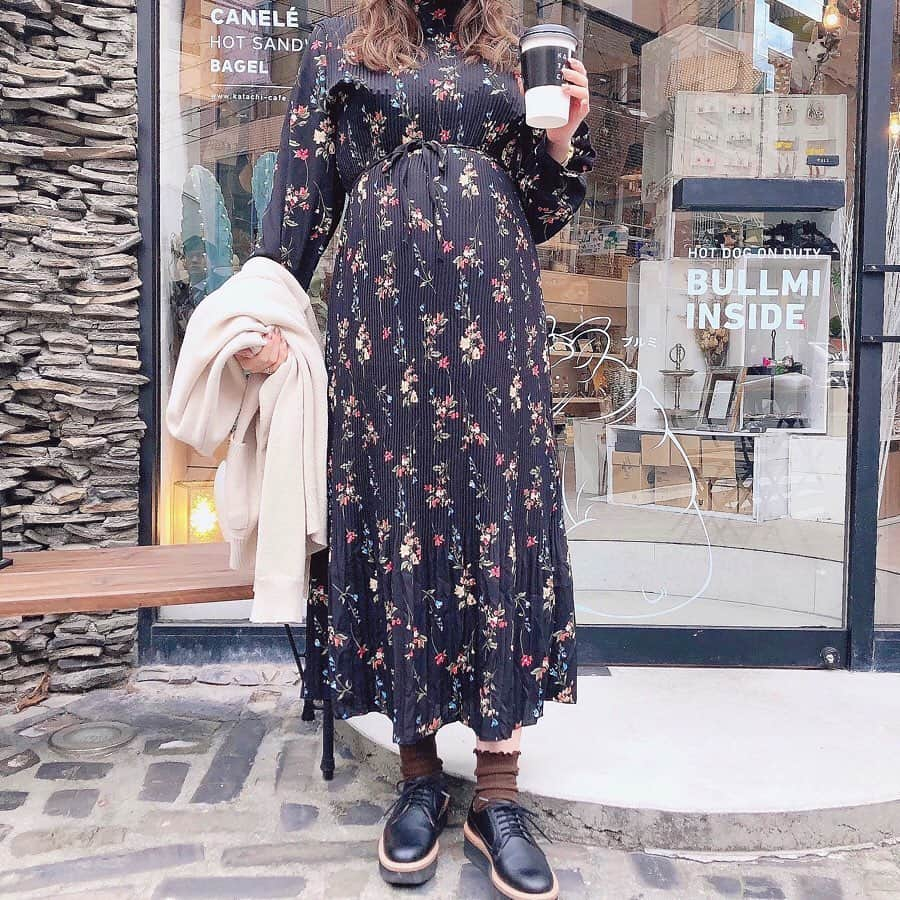 伊藤りかさんのインスタグラム写真 - (伊藤りかInstagram)「． #マタニティコーデ @fifth_store で見つけたワンピース..！❤︎ * 小花柄に細いプリーツが可愛い🥀 1枚でも可愛いし、 カーディガンを合わせても可愛いし、 ニットやパーカーを上に着ても可愛い。。♡ * リボンでウエストをキュッと絞れるので (妊婦なので胸下になっちゃったけど..！) メリハリのあるシルエットを作れたよ〜🐘 妊娠9ヶ月目でも調節できていい感じでした◌ (158センチの私で、これぐらいの丈感です！) * 50パーセントOFFクーポン出てたので 気になった方はこの機会に、是非。。❤︎ * #ママコーデ #男の子ママ #プレママ #初マタ #ハーフネック小花柄プリーツワンピース #ゆる巻き #シースルーバング  #フィフス #検診 #妊婦 #妊婦コーデ #マタニティライフ #心斎橋カフェ #堀江カフェ #バレンタインデー #カフェ巡り #妊娠9ヶ月 #ワンピースコーデ #妊婦生活 #マタニティ #バレンタインコーデ #fifth #fifthtl #ootd #code  #fashion #伊藤りか #snsクリエイター」2月14日 20時30分 - rrrika.i