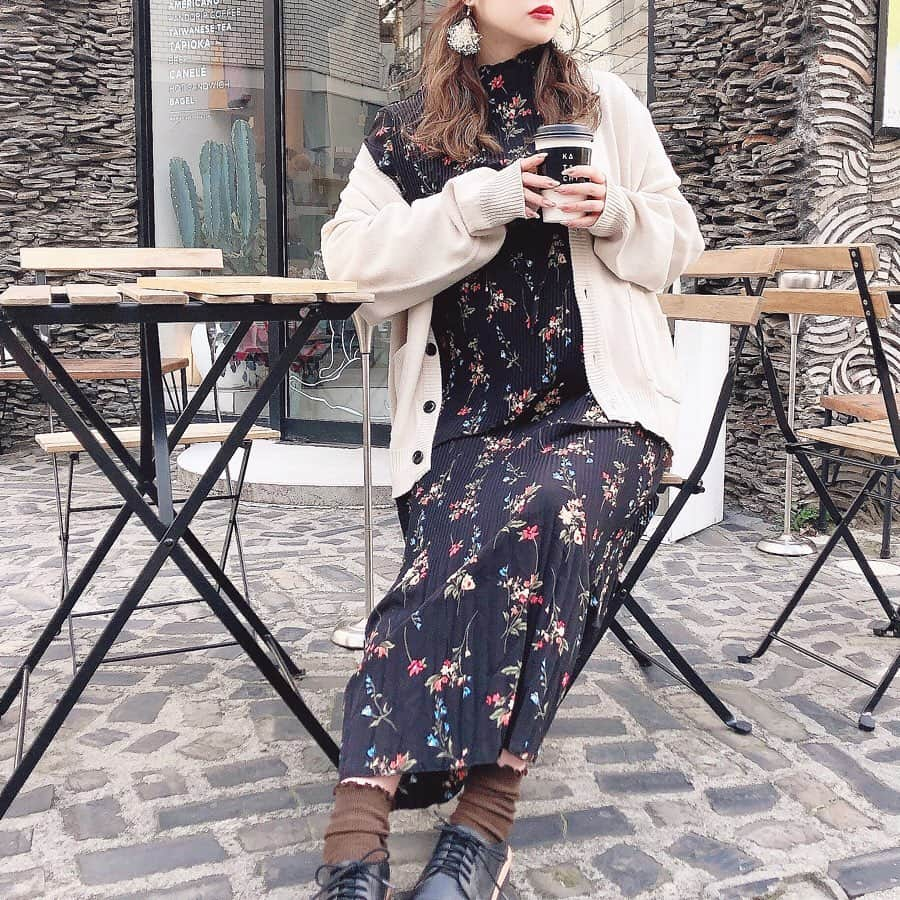 伊藤りかさんのインスタグラム写真 - (伊藤りかInstagram)「． #マタニティコーデ @fifth_store で見つけたワンピース..！❤︎ * 小花柄に細いプリーツが可愛い🥀 1枚でも可愛いし、 カーディガンを合わせても可愛いし、 ニットやパーカーを上に着ても可愛い。。♡ * リボンでウエストをキュッと絞れるので (妊婦なので胸下になっちゃったけど..！) メリハリのあるシルエットを作れたよ〜🐘 妊娠9ヶ月目でも調節できていい感じでした◌ (158センチの私で、これぐらいの丈感です！) * 50パーセントOFFクーポン出てたので 気になった方はこの機会に、是非。。❤︎ * #ママコーデ #男の子ママ #プレママ #初マタ #ハーフネック小花柄プリーツワンピース #ゆる巻き #シースルーバング  #フィフス #検診 #妊婦 #妊婦コーデ #マタニティライフ #心斎橋カフェ #堀江カフェ #バレンタインデー #カフェ巡り #妊娠9ヶ月 #ワンピースコーデ #妊婦生活 #マタニティ #バレンタインコーデ #fifth #fifthtl #ootd #code  #fashion #伊藤りか #snsクリエイター」2月14日 20時30分 - rrrika.i