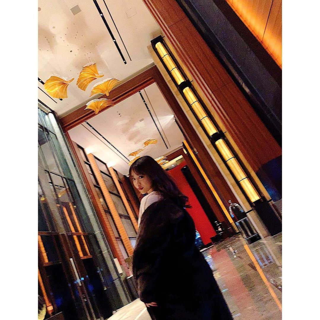 のインスタグラム：「天井高い  #もちろん泊まってない #ただ暖を取っただけ #写真はタダです #コンラッドソウル」