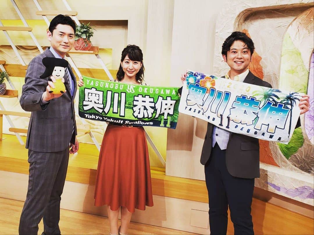 飯田嘉太のインスタグラム：「今日もイイダスポーツ⚾  キャンプリポート番外編をお伝えしました🙌 ･ ･ ①枚目 奥川タオルを持って📷 ･ ･ ②枚目 うなぎの入船･横山さん☺️ 明治27年創業のうなぎ屋③代目です😲 数多くのプロ野球選手や一流アスリートが 美味しい鰻を食べています😋  奥川投手もここで鰻を食べました✨ ･ ･ ③枚目 今回密着させて頂いた 星稜時代から奥川投手のファンである野崎さん😌  今回、初めてプロ野球のキャンプにやって来ました👍  自前の一眼レフで写真を沢山撮る姿は勿論ですが ｢奥川君は坊主×星稜ユニフォームが1番似合う｣と 力説している姿が印象的でした😂笑 ･ ･ ④枚目 そんな野崎さんから頂いた写真📷 素敵な①枚です👏  #石川テレビ #石川さん #livenewsit #塩野利明 キャスター #アナウンサー #announcer #河合莉奈 アナ #飯田嘉太 #イイダスポーツ #番外編 #プロ野球 #キャンプ #東京ヤクルトスワローズ #ヤクルト #swallows #奥川恭伸 投手 #星稜 #うなぎ #ウナギ #鰻 #老舗 #うなぎの入船 #インタビュー #カメラ女子 #明治神宮球場 #神宮 #奥川ユニ #11」