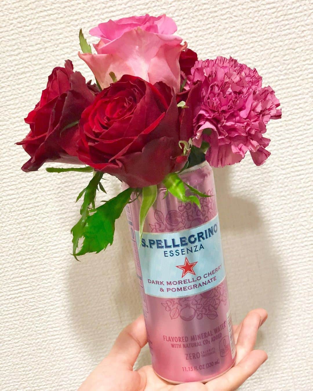 舟橋菜々さんのインスタグラム写真 - (舟橋菜々Instagram)「そういえば、今日はバレンタインですね🍫 毎年ダディがお花とチョコレートをプレゼントしてくれるのですが、今年は瑠花用に沢山のフルーツもありました🍊🍓🥝🍍🍎 丁度良いサイズの花瓶が無くて、ペレグリノのピンク缶に入れたら可愛くなった♪😁💐 Happy Valentine’s Day everyone! #valentine#valentinesday#beautiful#flowers#bouquet#chocolate#fruit#kid#daughter#love#cute#smile#バレンタイン#ブーケ#花#フルーツ#チョコレート#子供#育児#子育て#親バカ部#ベビフル#ママリ」2月14日 20時35分 - wombatnana