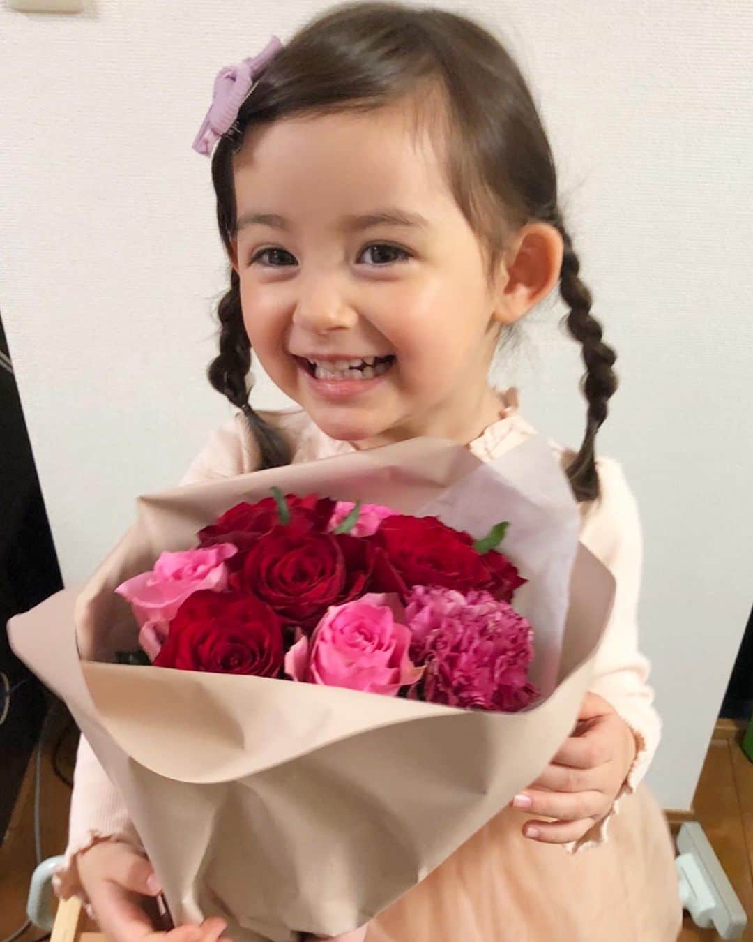 のインスタグラム：「そういえば、今日はバレンタインですね🍫 毎年ダディがお花とチョコレートをプレゼントしてくれるのですが、今年は瑠花用に沢山のフルーツもありました🍊🍓🥝🍍🍎 丁度良いサイズの花瓶が無くて、ペレグリノのピンク缶に入れたら可愛くなった♪😁💐 Happy Valentine’s Day everyone! #valentine#valentinesday#beautiful#flowers#bouquet#chocolate#fruit#kid#daughter#love#cute#smile#バレンタイン#ブーケ#花#フルーツ#チョコレート#子供#育児#子育て#親バカ部#ベビフル#ママリ」