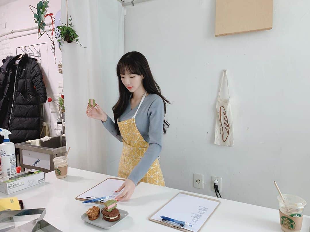 ミンヒ のインスタグラム：「이것이 진정한 수제초콜렛이다..🍫 나에게 셀프 박수😭👏🏻 영문모르고 같이 온 엄마에게도 박슈...ㅋㅋㅋ 역시 정성과 사랑이 많이 들어갈수록 맛도 좋아지나...💕 . . #내가만들었지만#맛있다#내껀꼬다리#🙂#발렌타인데이#덤으로허리통증#팔통증#마사지받자#맛있는쪼꼬리#🍫」