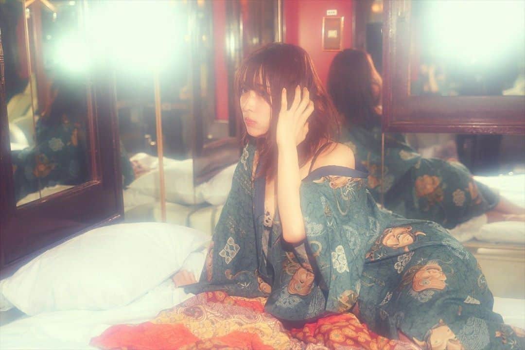 中峰みあさんのインスタグラム写真 - (中峰みあInstagram)「Emotional,sensual and retrospective.  #portrait #retro #retro_japan_ #japan #kimono #japaneseclothes #sexy #model #photography #ポートレート #レトロ #グラビア #綺麗 #撮影 #粉我」2月14日 20時46分 - mia_kumasan
