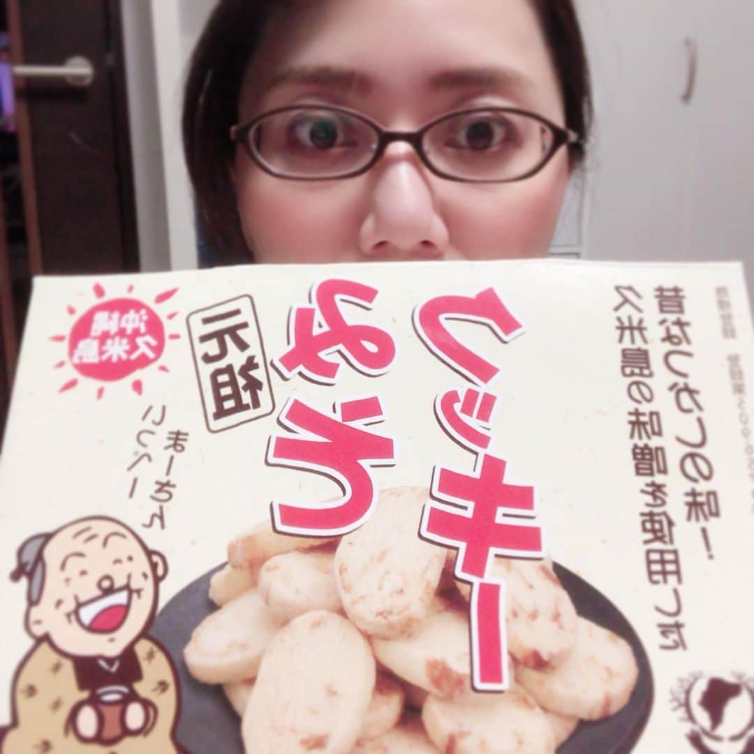 央雅光希さんのインスタグラム写真 - (央雅光希Instagram)「最近インスタあげれてないのですが…元気です。元気に生きてます。笑 先日、おーじくん(桜路薫くん)から貰ったクッキー！！写真反転しちゃってますが😅 以前お母様から頂いた時に、美味しすぎて大絶賛したらまた買ってきて下さいました…ありがたや💦💦 沖縄の久米島のお味噌を使ったクッキーなんだそう。ほんっとに食べ出したら止まらない。 あ〜沖縄とか行きたいなぁ🏖」2月14日 20時40分 - tatatata_ayk