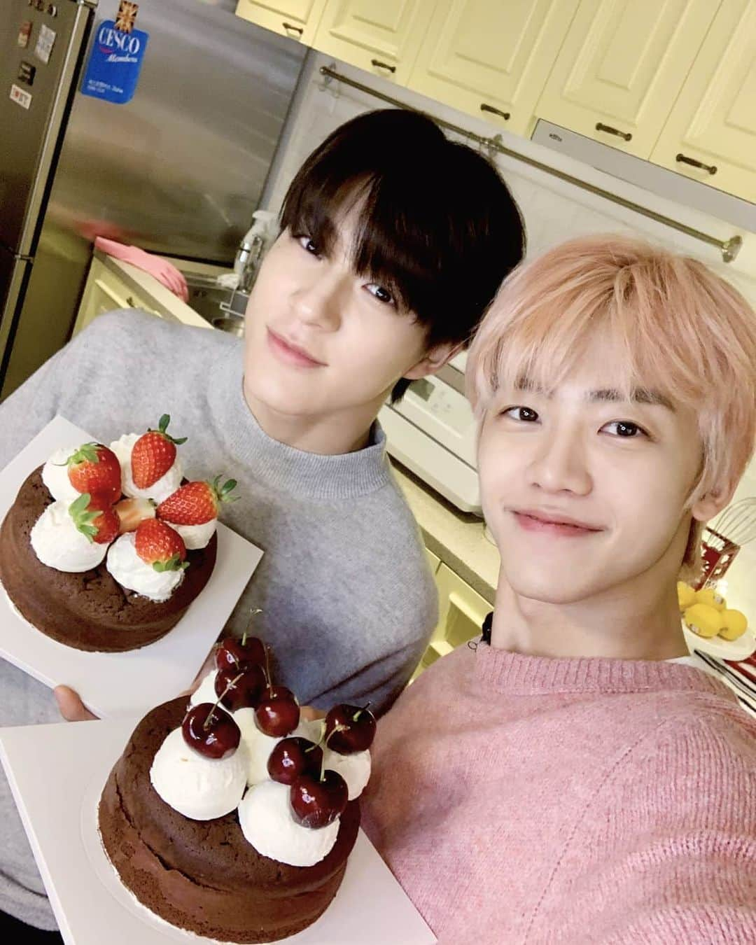 NCT DREAMさんのインスタグラム写真 - (NCT DREAMInstagram)「재민&제노 | 겉바속촉 🍫🧁달달한 브라우니 케이크 만들기 💚HAPPY Valentine's Day!💚 https://youtu.be/rePObOGX3_A  #NCT #NCTDREAM #JENO #JAEMIN #ValentineDay」2月14日 20時41分 - nct_dream