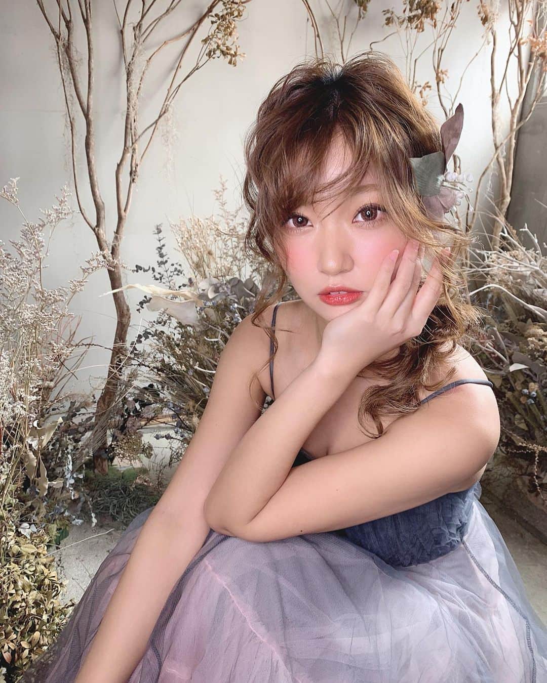 いっちゃん/嶋津 いつみのインスタグラム：「. . 皆様 Happy Valentine です🎁❤️ . . いかがお過ごしでしたか☺️？？ . . . . . 私はチョコどころか何も食べられず😢👉🏻👈🏻 . . . 先週引っこ抜いた親知らずのところから 骨が出てきて激痛で激痛で この2.3日口もあけられません😑💨 . あくびなんてしたら致命傷です💀w . . . . おかげでお腹は減るのに水分しか取れんくて 痩せられそぉー👻💕笑 . . . . . 来週のいっちゃんは ほっそりしてるかもしれません。←ぇ。 . . . . . #関西  #関西サロモ  #サロンモデル #サロモ #いっちゃん  #フリーモデル #関西モデル  #あざといっちゃん #かわいっちゃん #いっちゃんコーデ #ブライダルモデル #アレンジモデル #ヘアカラー  #ヘアアレンジ  #ロングヘア #スーパーロング #編みおろし  #編みおろし会モデル .」