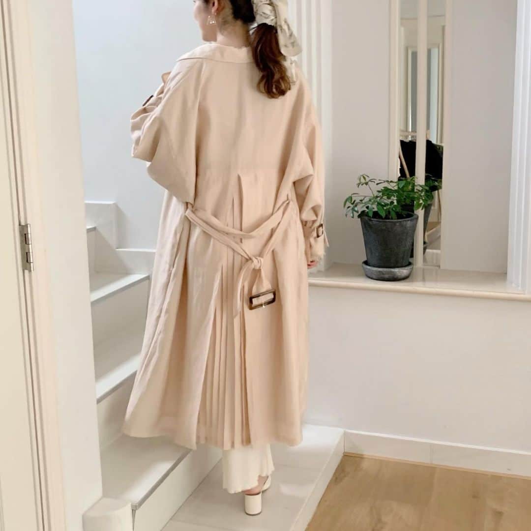 mina hinokuchiのインスタグラム：「. 昨日入荷したボリューム袖コート❣️ 後ろがプリーツのデザインで、生地が柔らかくて少し光沢があるのも今年らしくて可愛い♡ カタログのワンピ風のスタイリングで着てもめちゃ可愛いです❣️ 早く暖かくなって欲しいー🌼 . #whoswhochico #salonbychico #フーズフーチコ　#ボリューム袖コート　#トレンチコート」