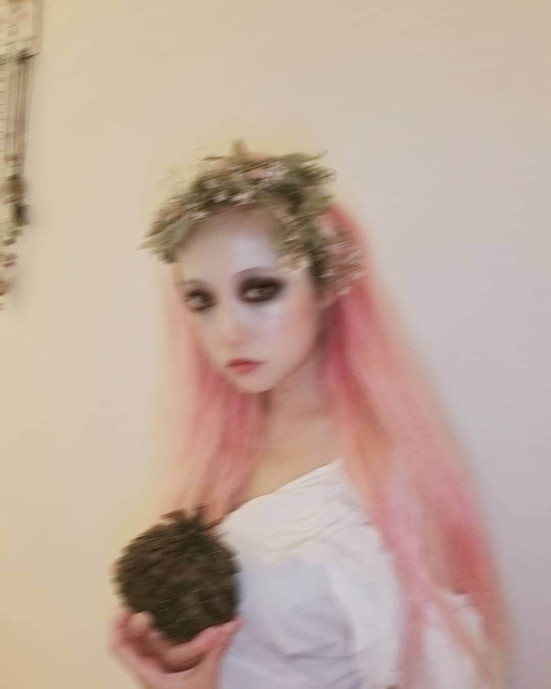 小林レイミさんのインスタグラム写真 - (小林レイミInstagram)「Valentine dinner 💀✨❤️ "Romance with a Horror Twist"🍽️ #happyvalentinesday #dinnerparty #zombiebride #horrormakeup #zombie #zombiemakeup #weddingdress #homeparty #bridemakeup #makeupideas #hairarrange #dryflower」2月14日 20時47分 - _reimi._____